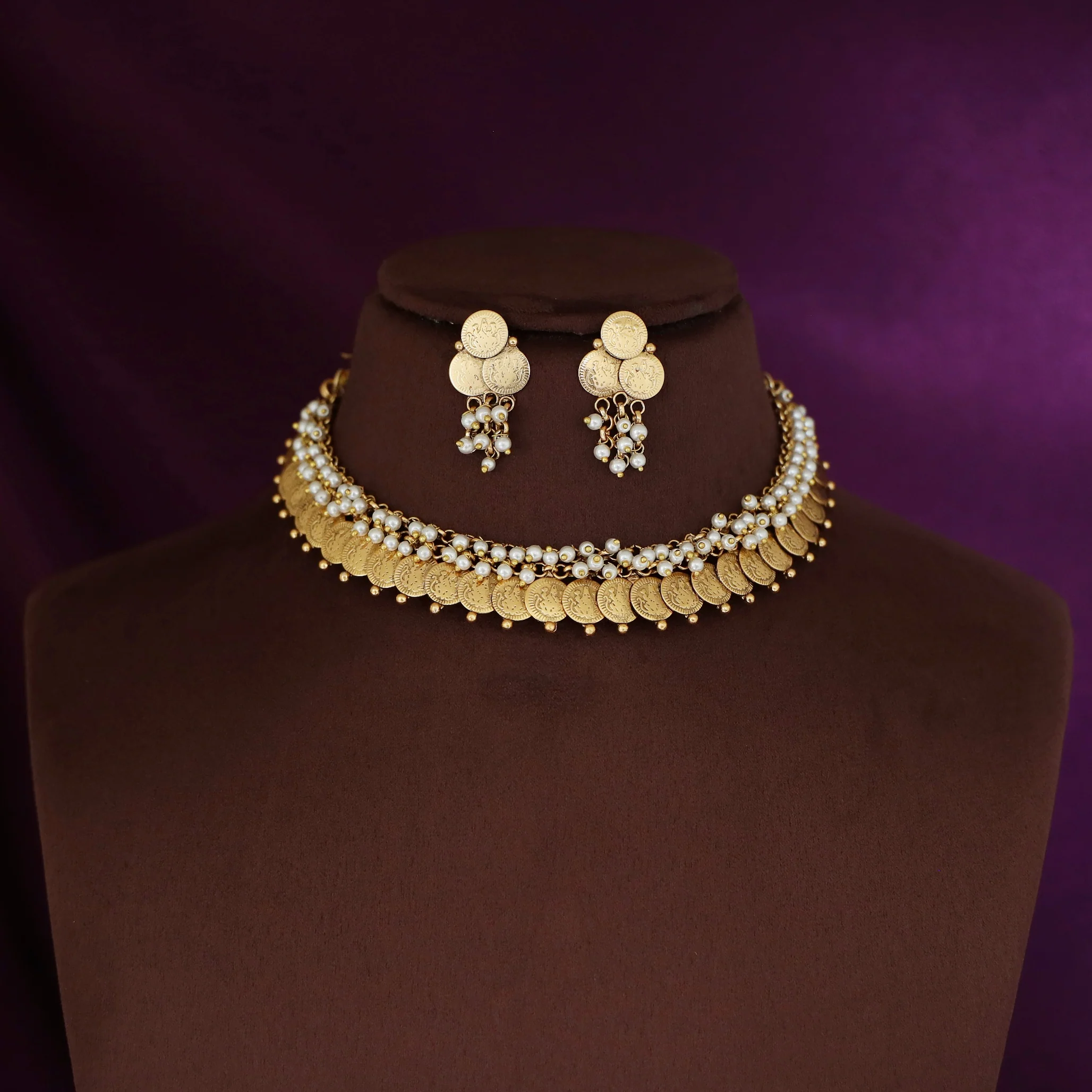 Miraaya Cluster Pearl Beaded Kashi Short Neckpiece With Earring - Image 3