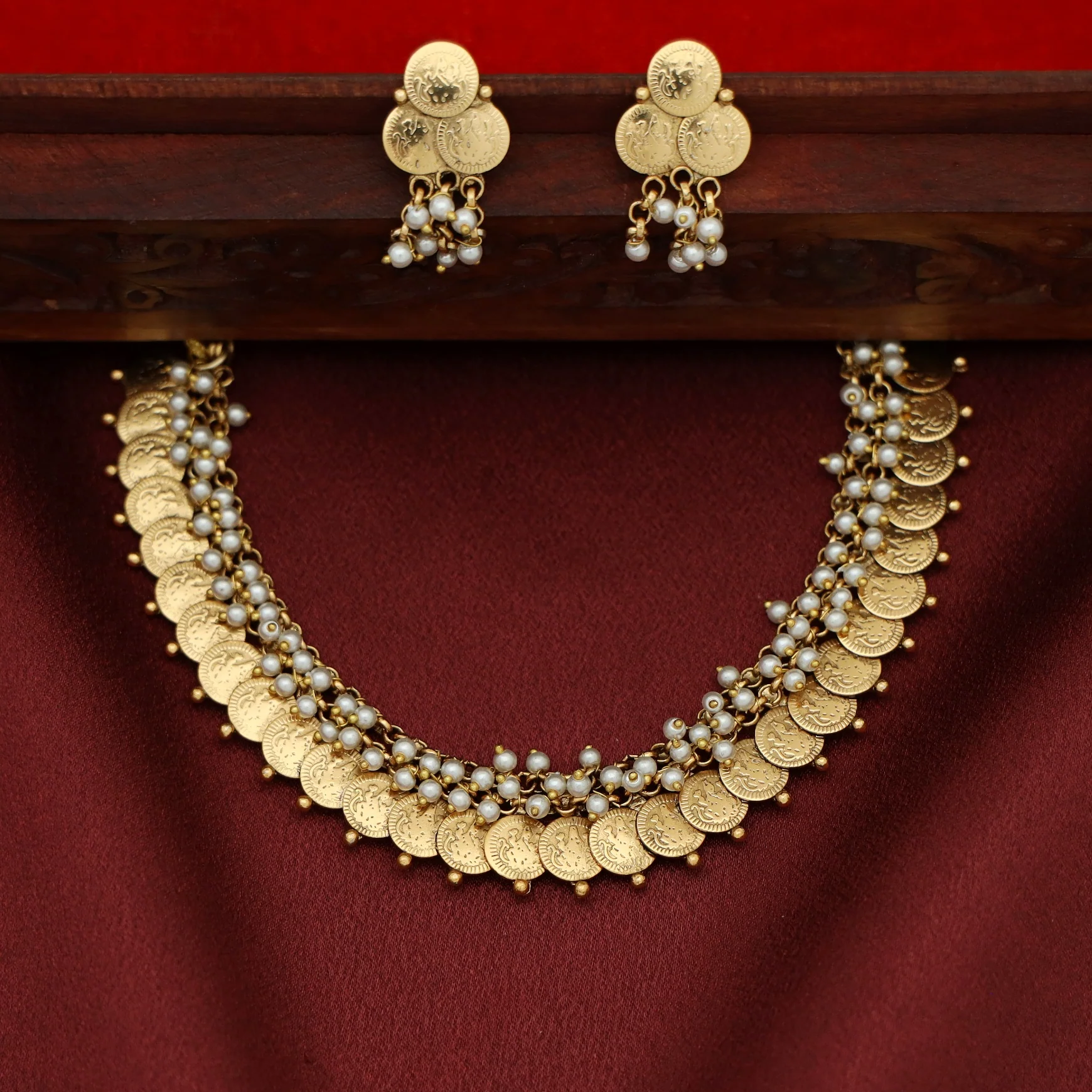 Miraaya Cluster Pearl Beaded Kashi Short Neckpiece With Earring - Image 4