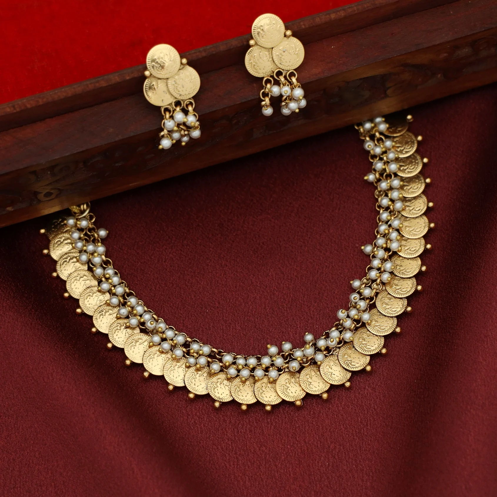 Miraaya Cluster Pearl Beaded Kashi Short Neckpiece With Earring - Image 5