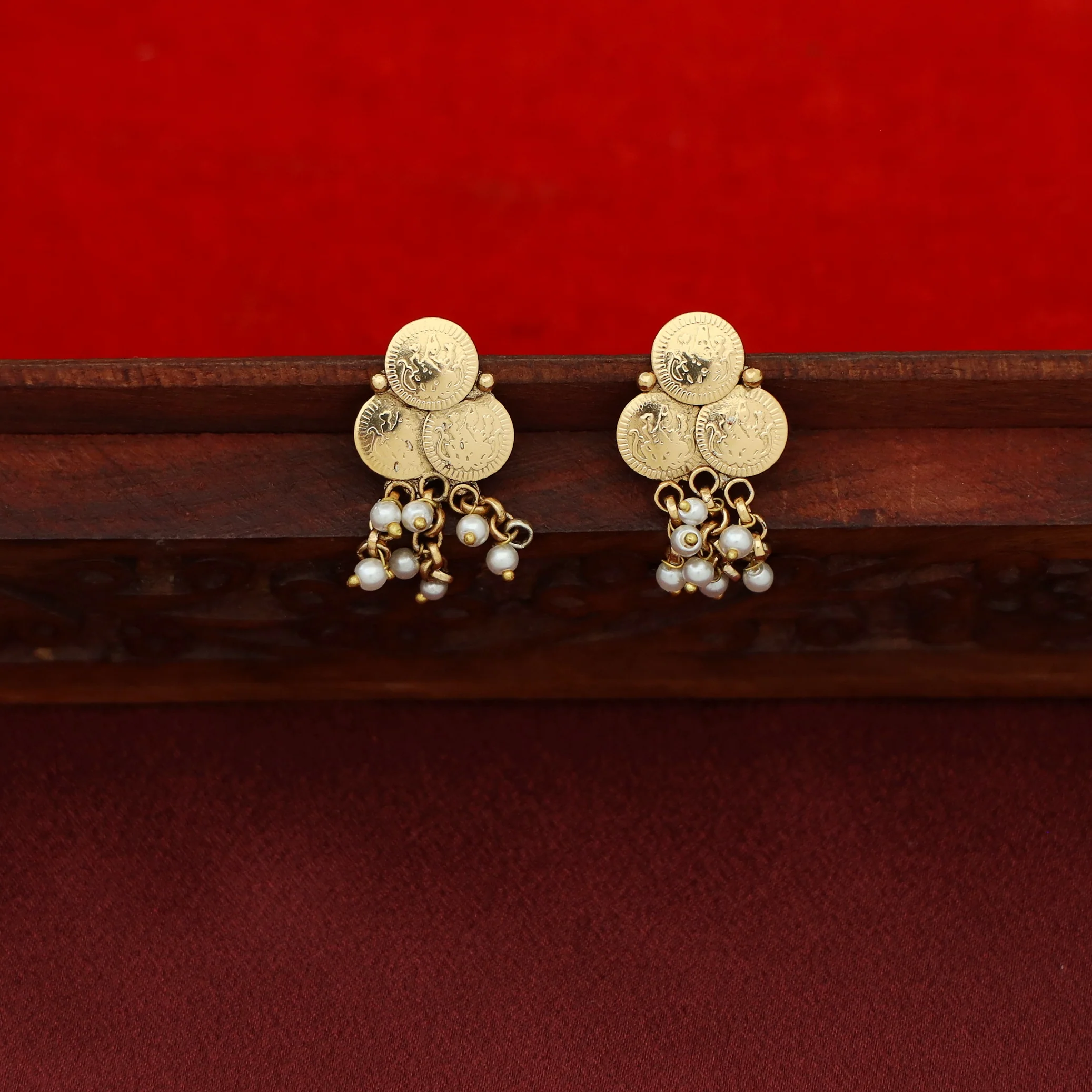 Miraaya Cluster Pearl Beaded Kashi Short Neckpiece With Earring - Image 6