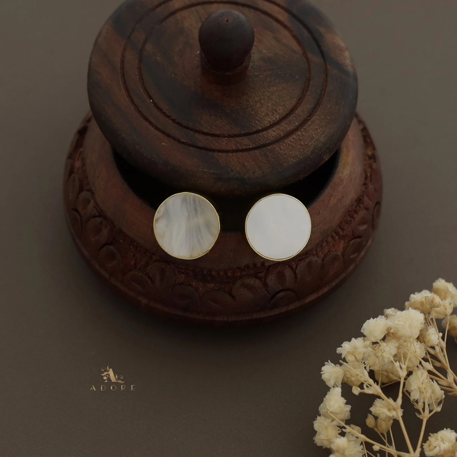Mireya Round MOP Neckpiece With Stud - Image 3
