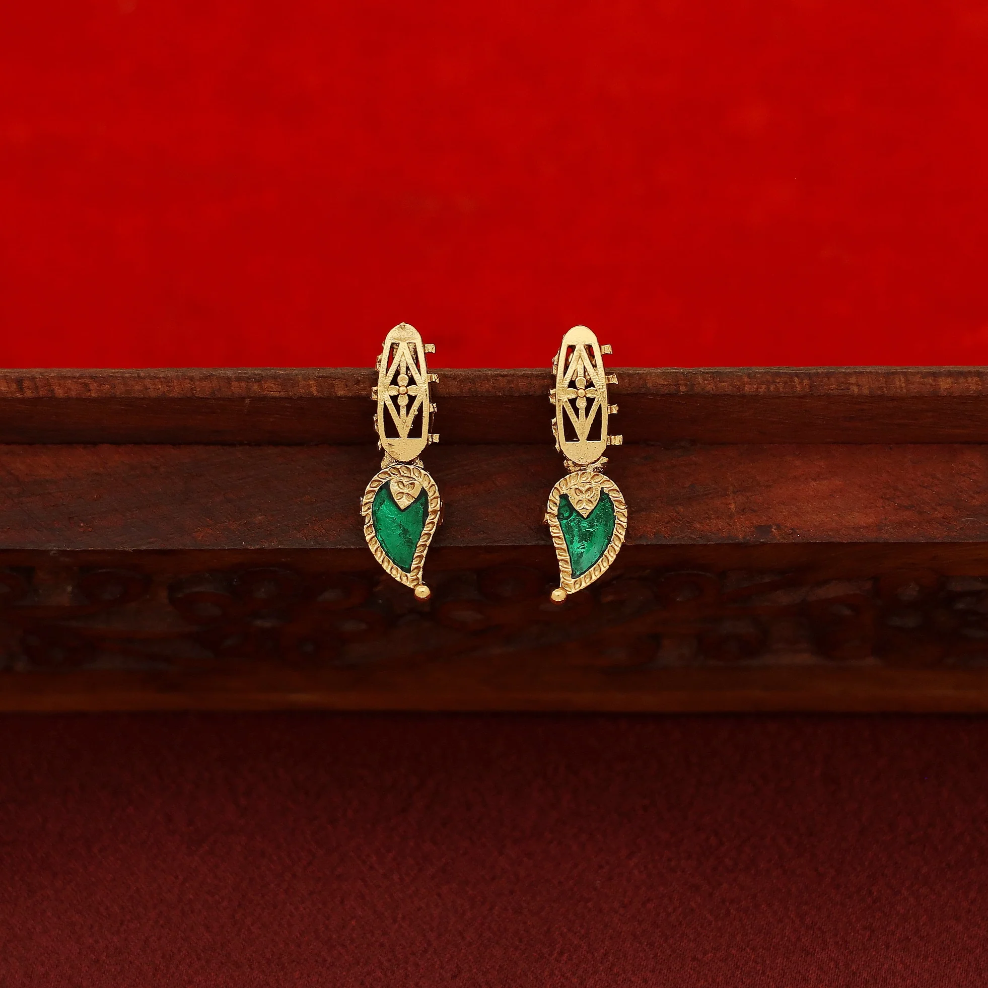 Mishika Enamel Mango Palakka Short Neckpiece With Earring - Image 4