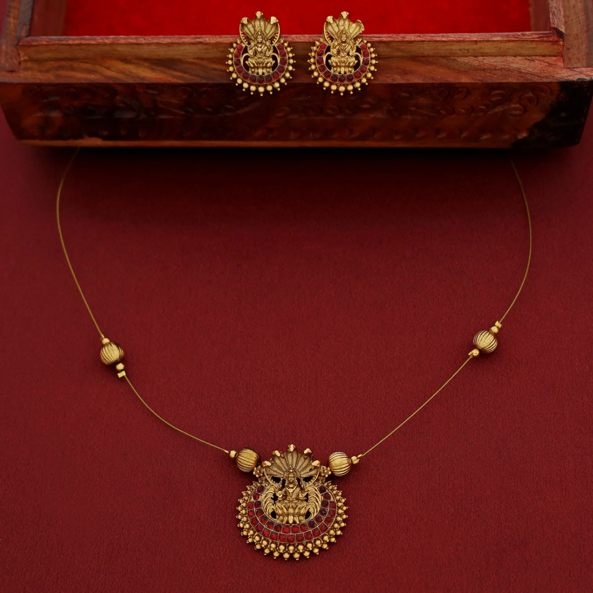 Naga Lakshmi Pendant String Neckpiece With Earring - Image 4