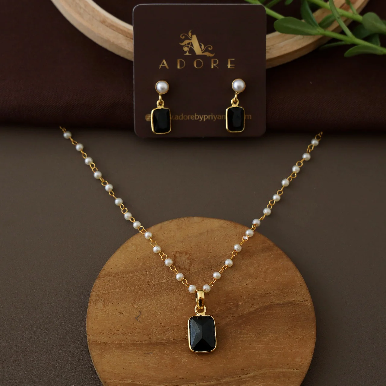 Nasmiya Rectangle Glossy Neckpiece With Earring - Image 4