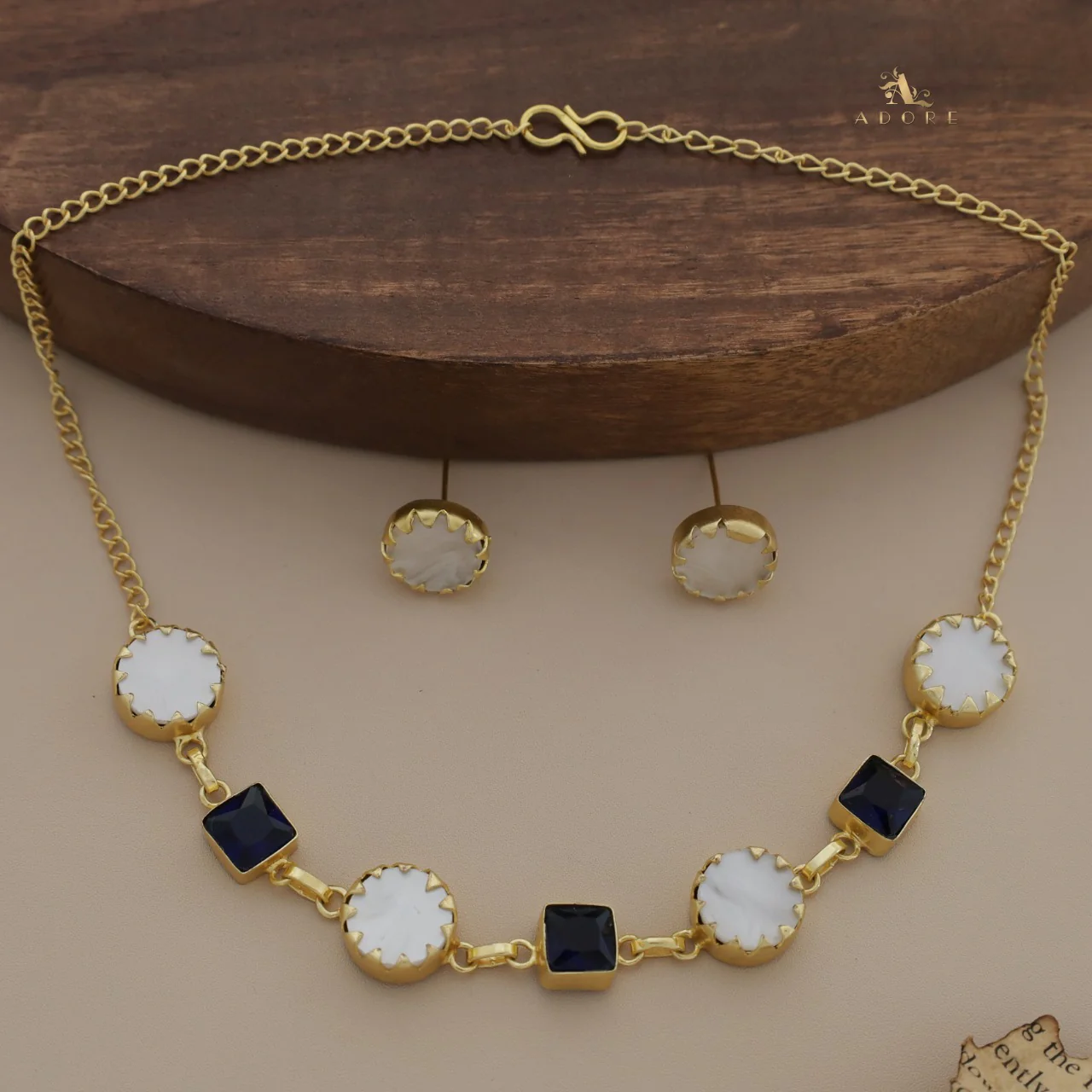 Natasha Round MOP Short Neckpiece / Choker With Stud - Image 12