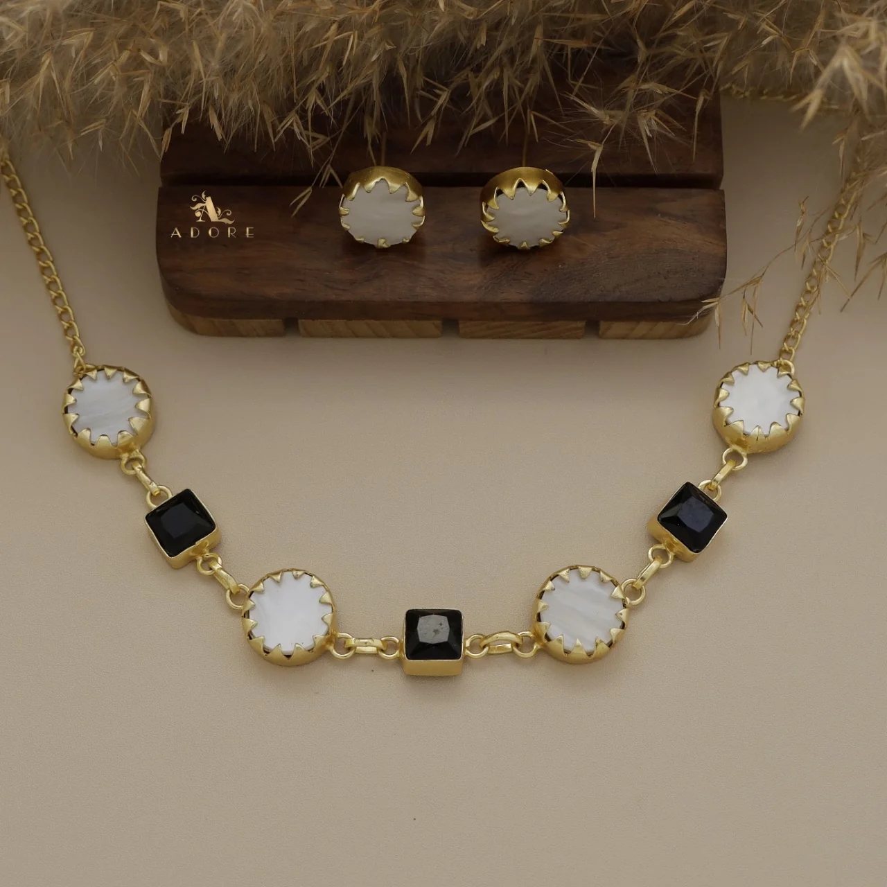 Natasha Round MOP Short Neckpiece / Choker With Stud - Image 9