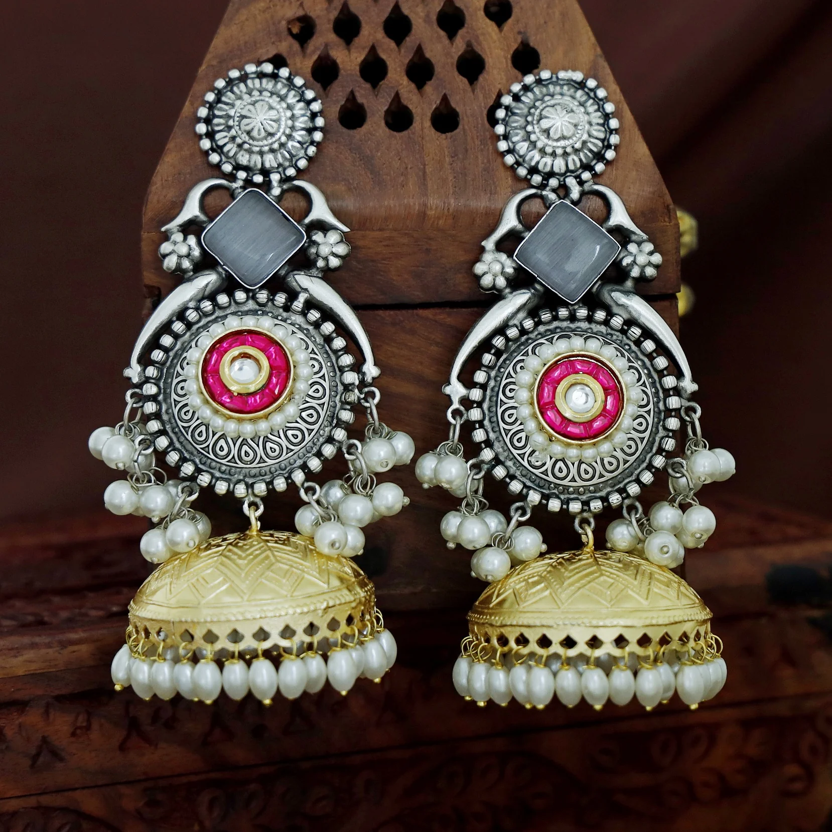 Nayanika Kashmiri Dual Tone Glossy Pearl Jhumka - Image 9