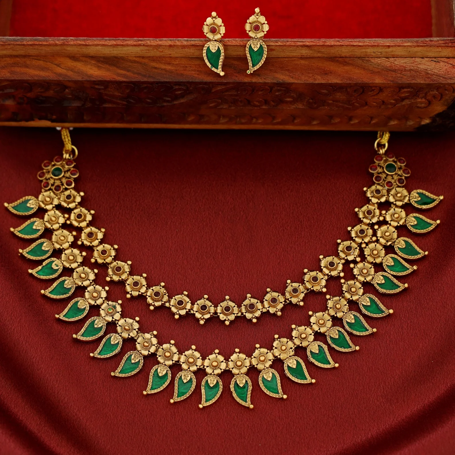 Nilanka 2 Layer Enamel Floral Neckpiece With Earring - Image 5
