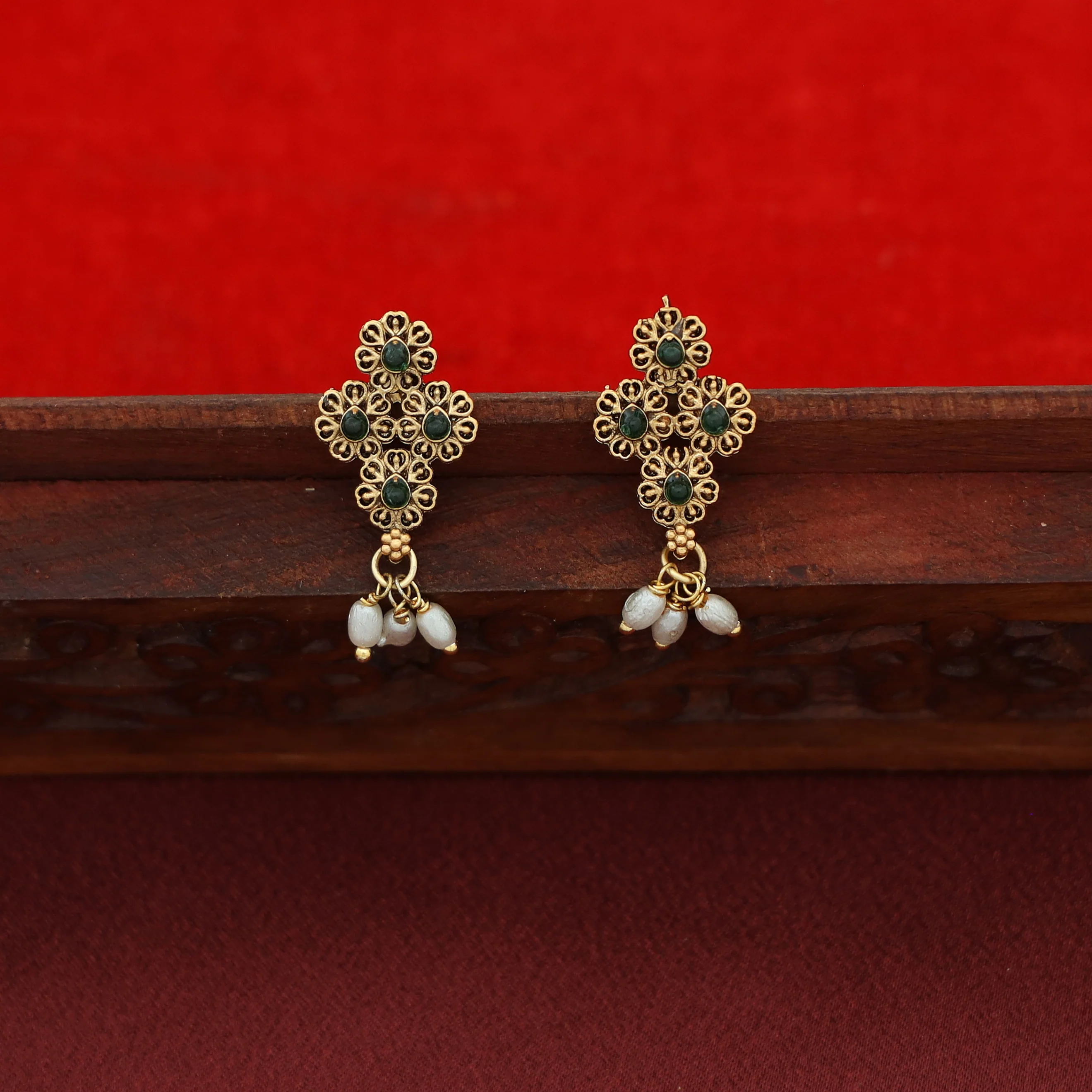 Nivithika Floral Rice Pearl Short Neckpiece with Earring - Image 4