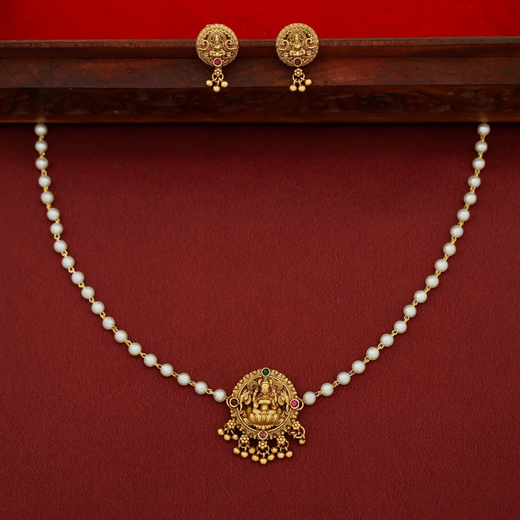 Ojaswini Pearl Devi Pendant Short Neckpiece With Earring - Image 4