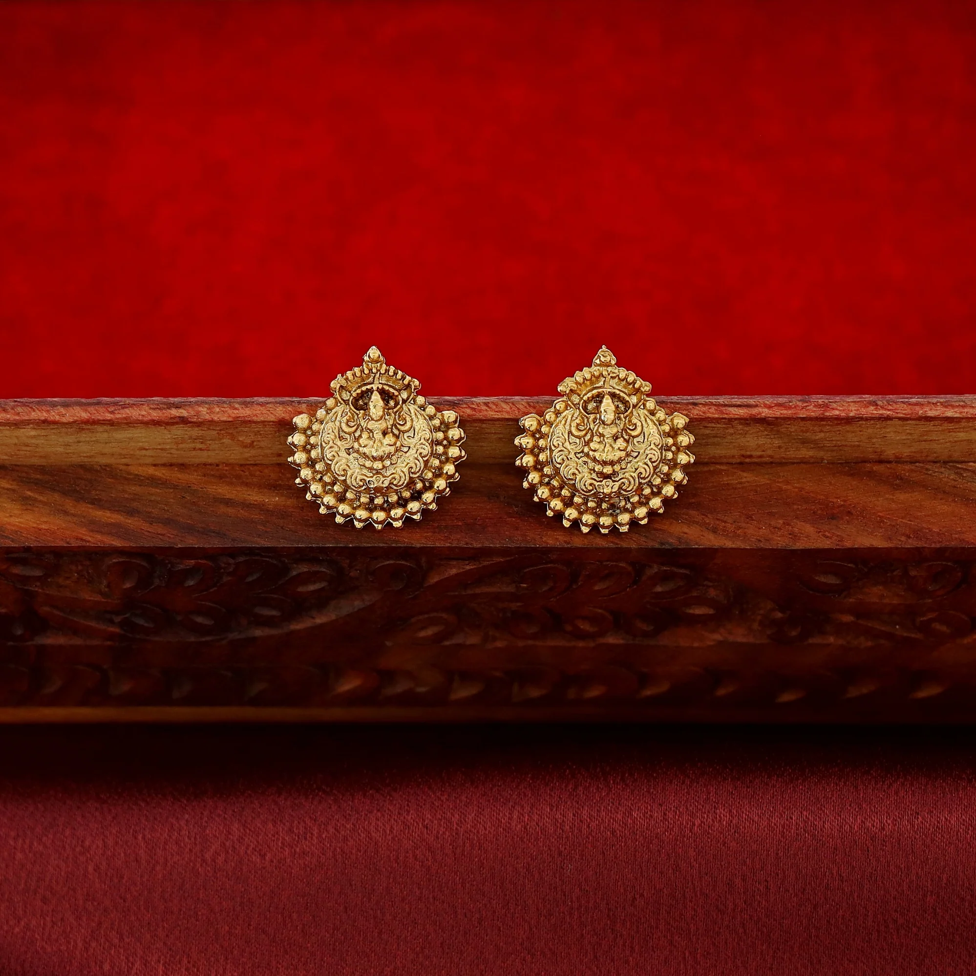 Padmalaya Lakshmi Pendant String Neckpiece With Stud - Image 6
