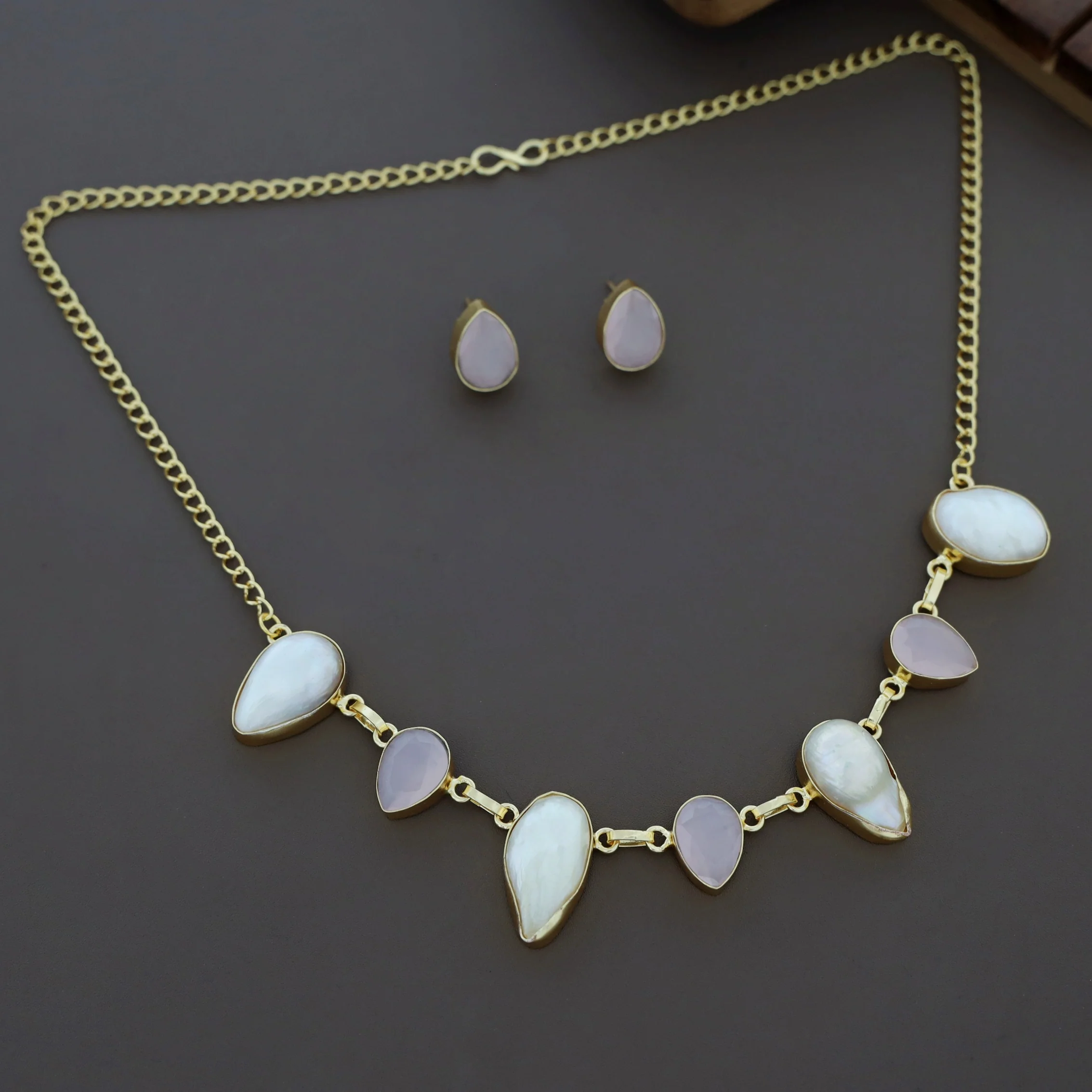 Papillon Baroque Neckpiece With Earring - Image 9