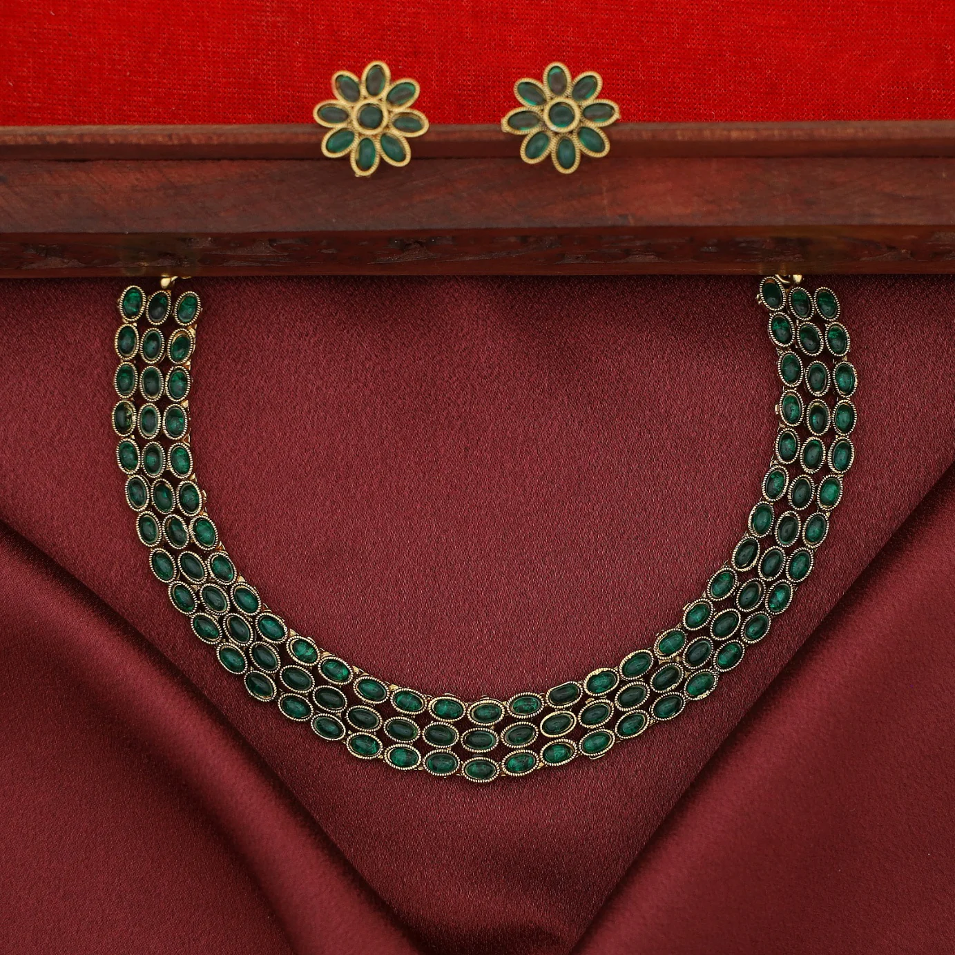 Parinita 3 Layer Kemp Stone Short Neckpiece With Earring - Image 4