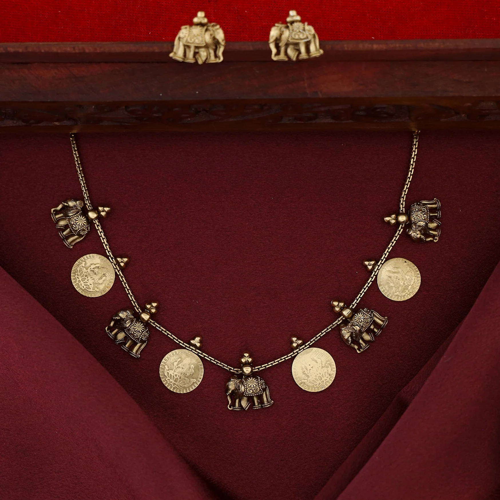 Parvati Airavat Kashi Short Neckpiece With Earring - Image 4
