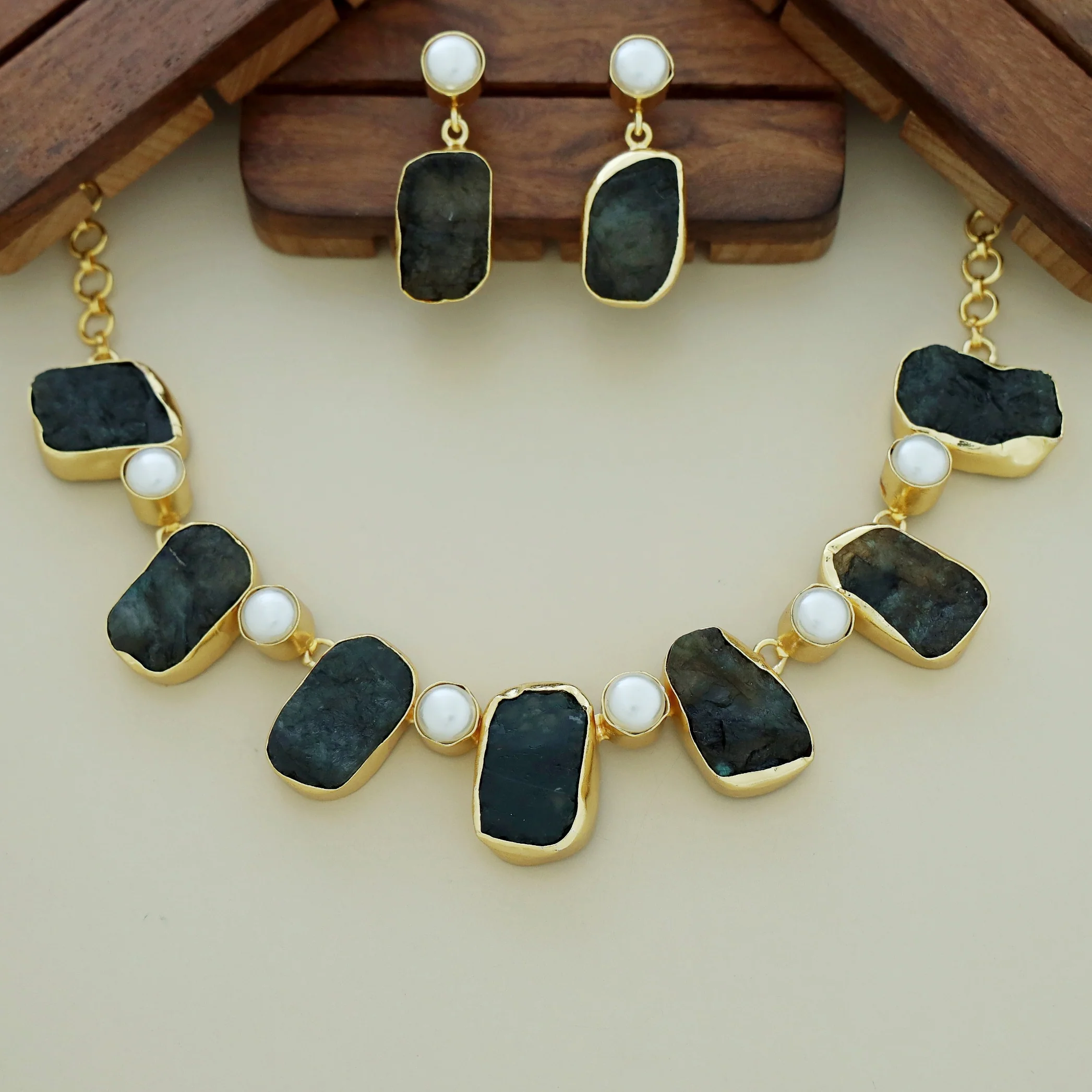 Pegasus Rugged Stone Neckpiece With Earring - Image 5