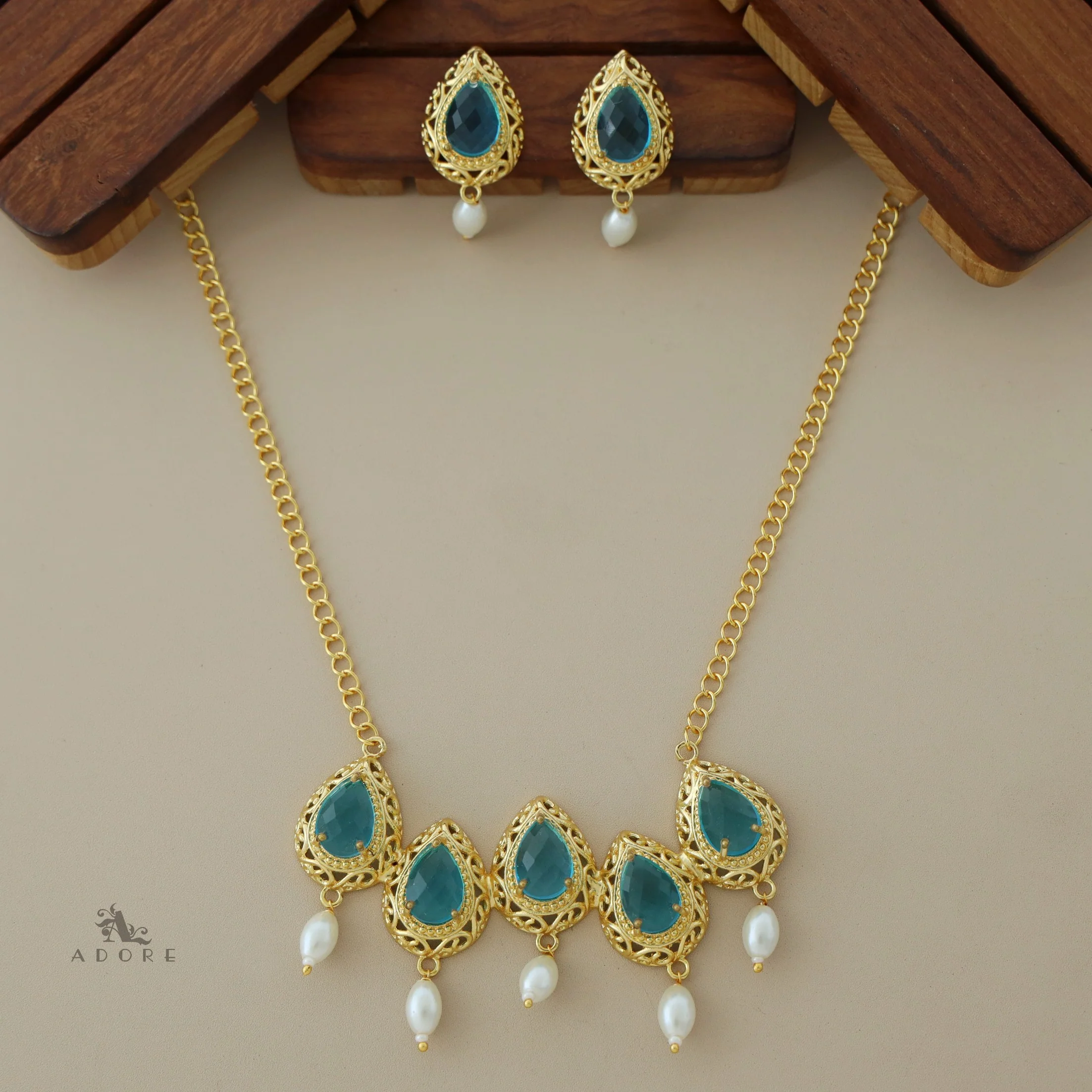 Penta Dew Drop Glossy Pearl Neckpiece with Earring - Image 3