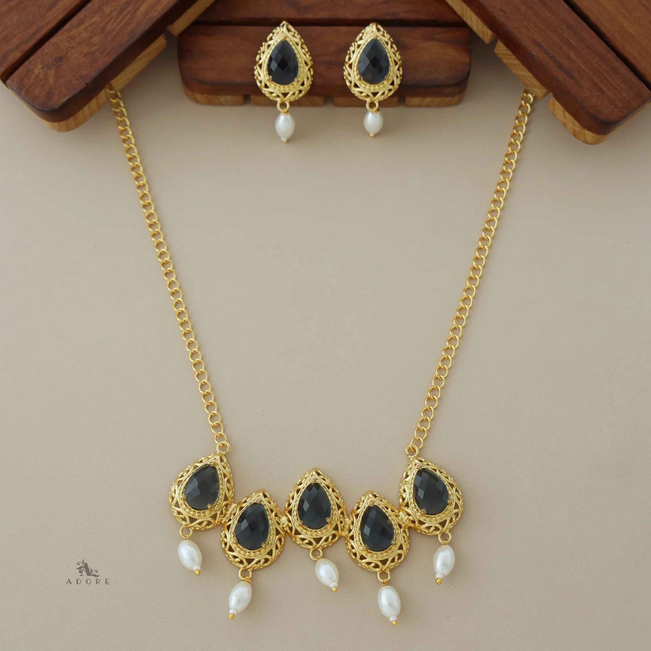 Penta Dew Drop Glossy Pearl Neckpiece with Earring - Image 4