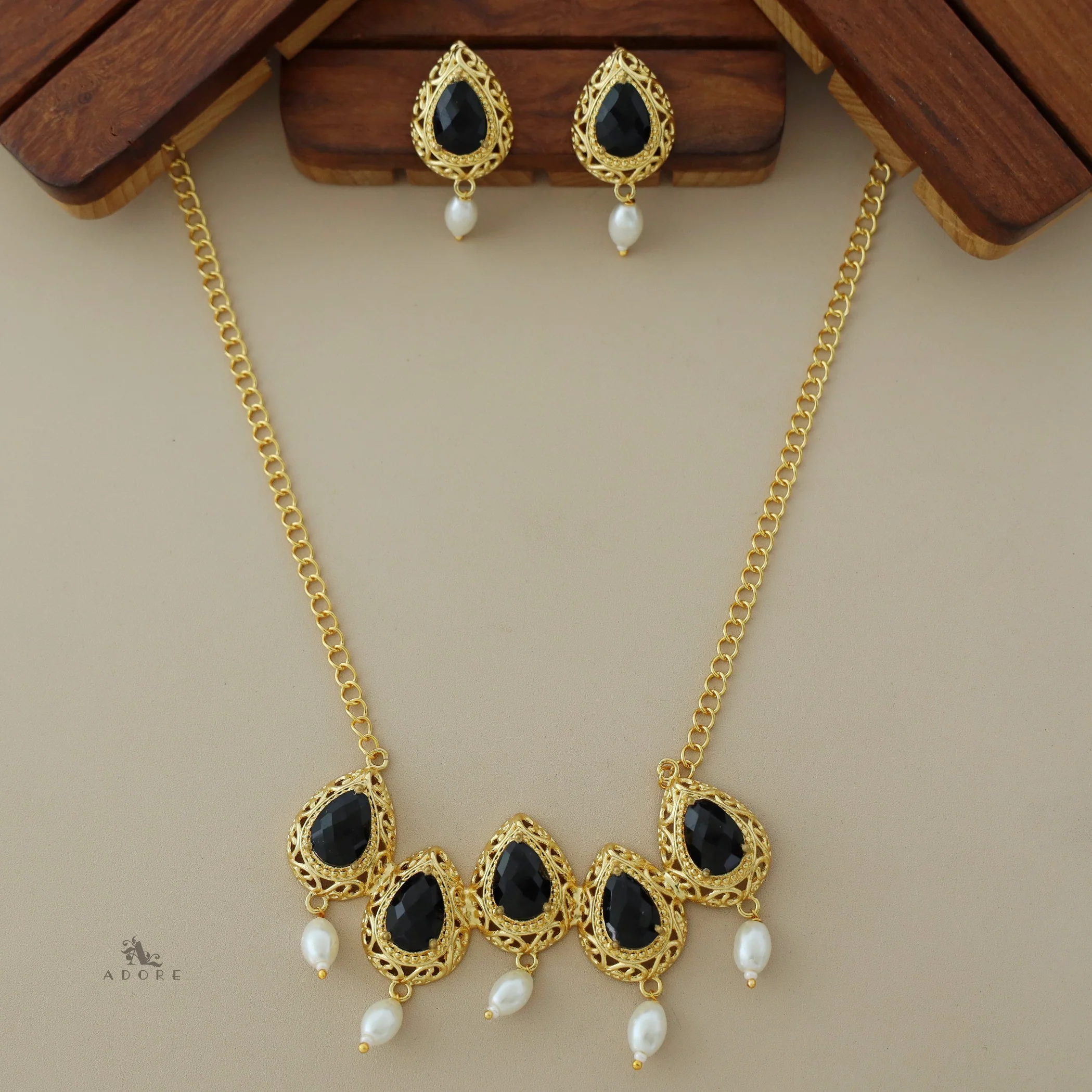 Penta Dew Drop Glossy Pearl Neckpiece with Earring - Image 7