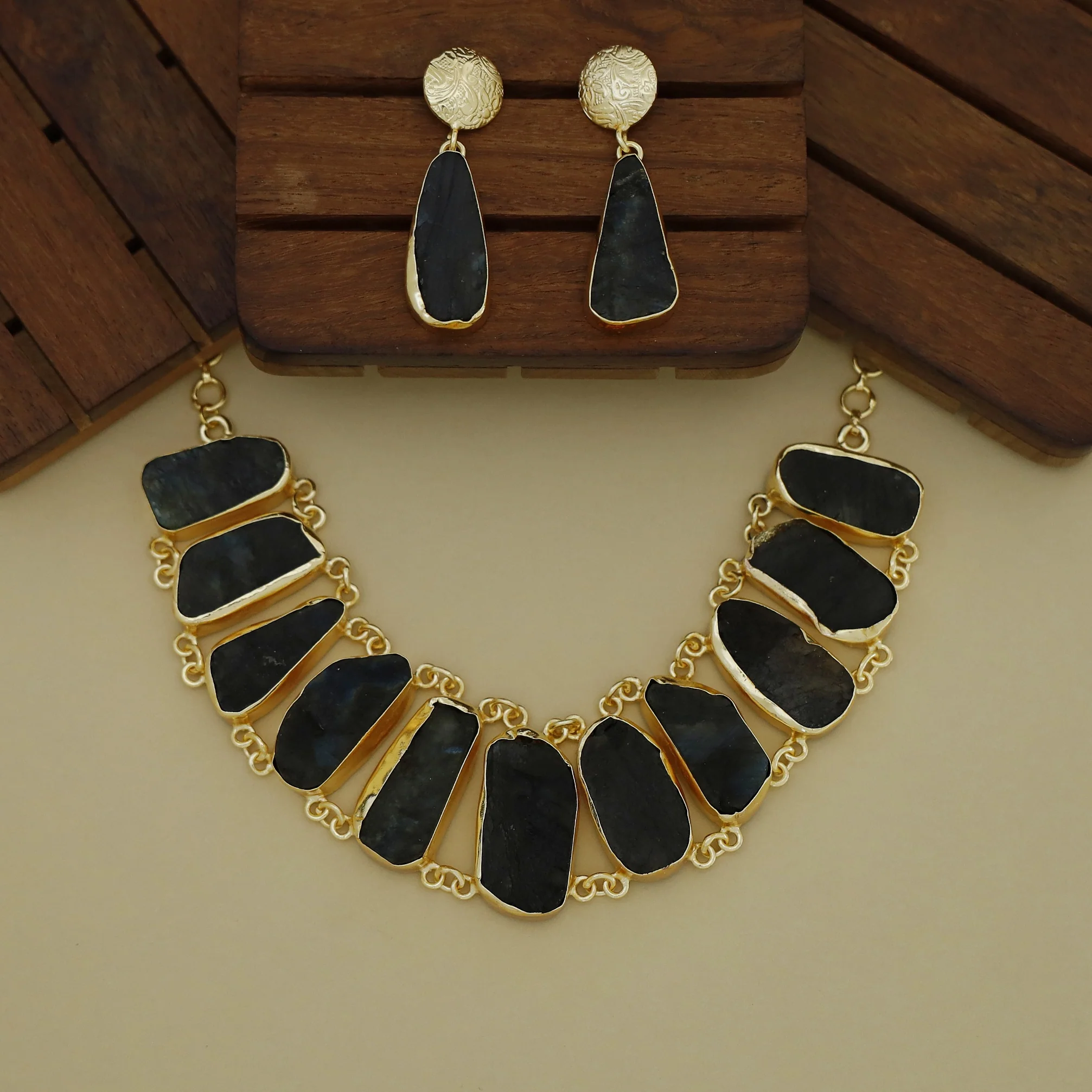 Piera Raw Stone Neckpiece With Earring - Image 4