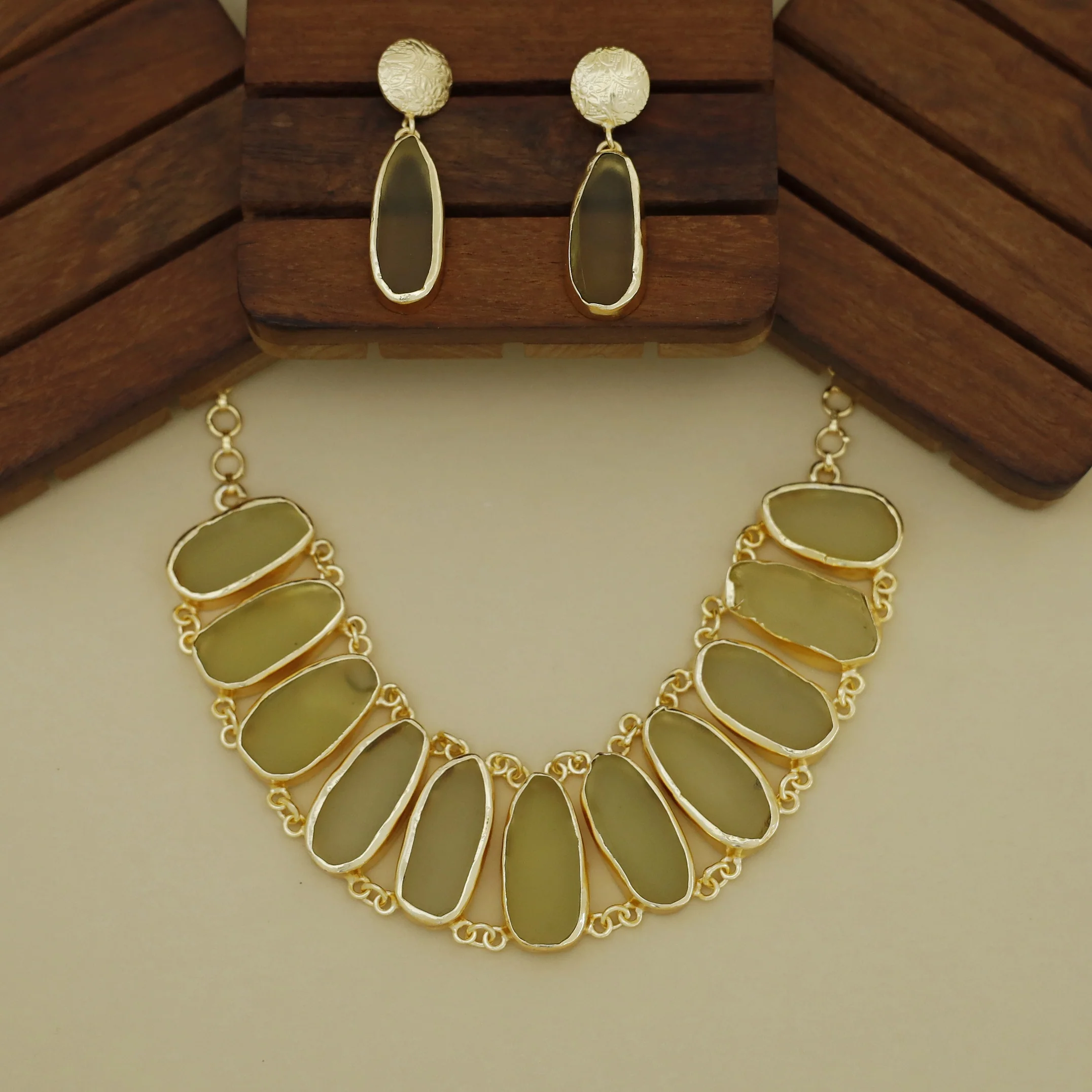 Piera Raw Stone Neckpiece With Earring - Image 5