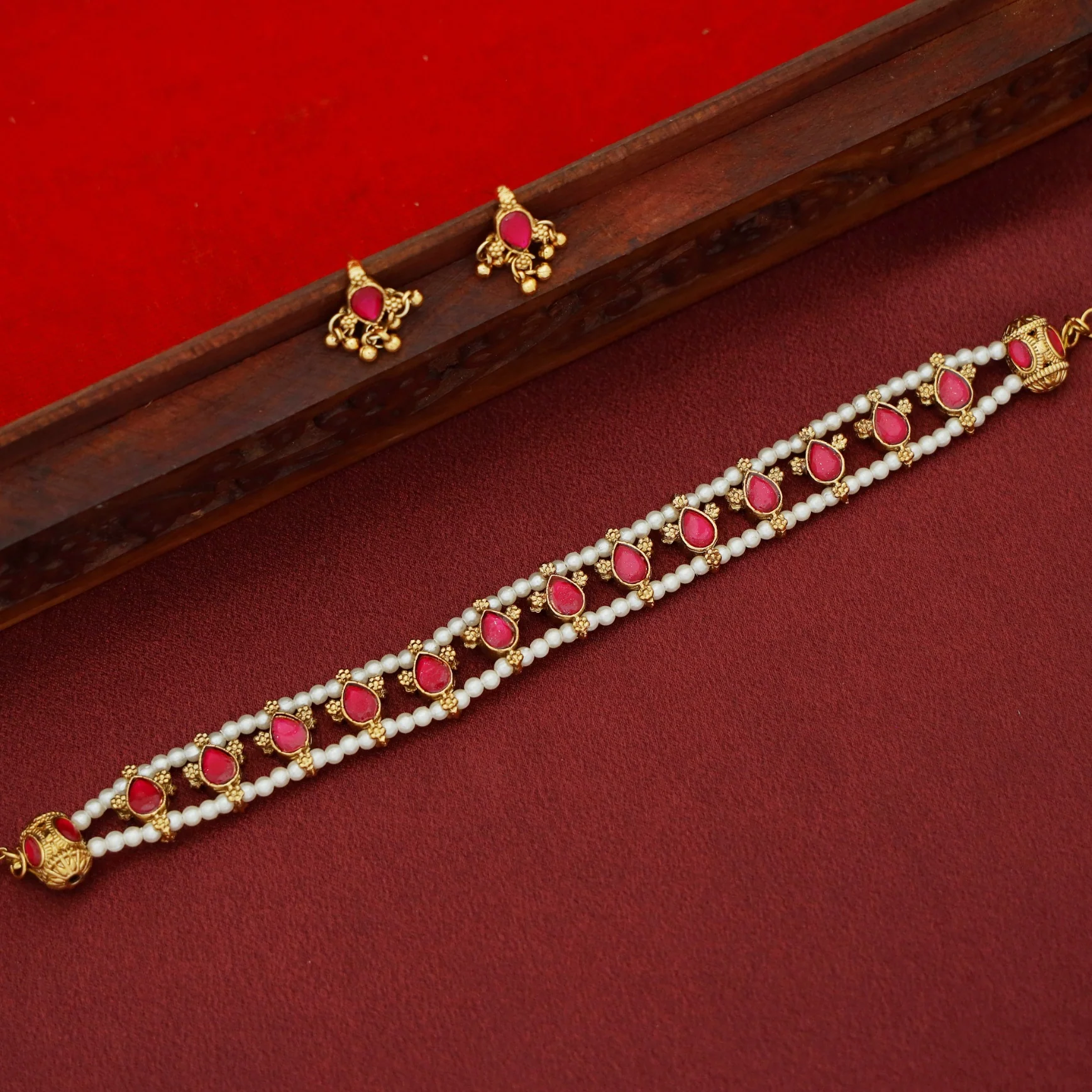Poorna 2 Layer Pearl Reversible Drop Choker With Earring - Image 4