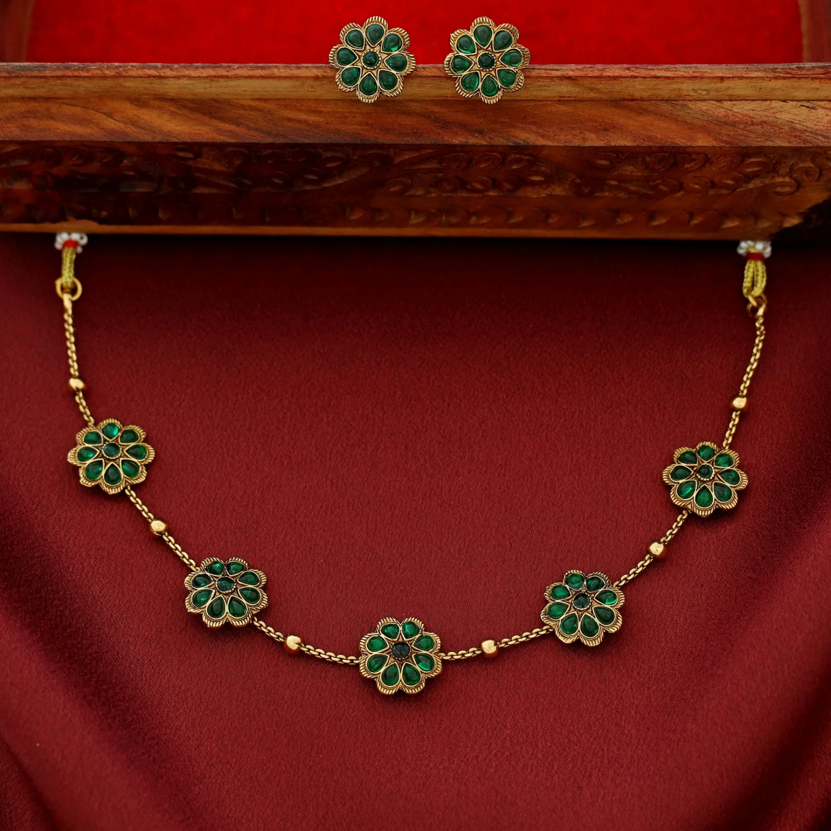 Prajina 5 Flower Gold Ball Short Neckpiece With Stud - Image 2