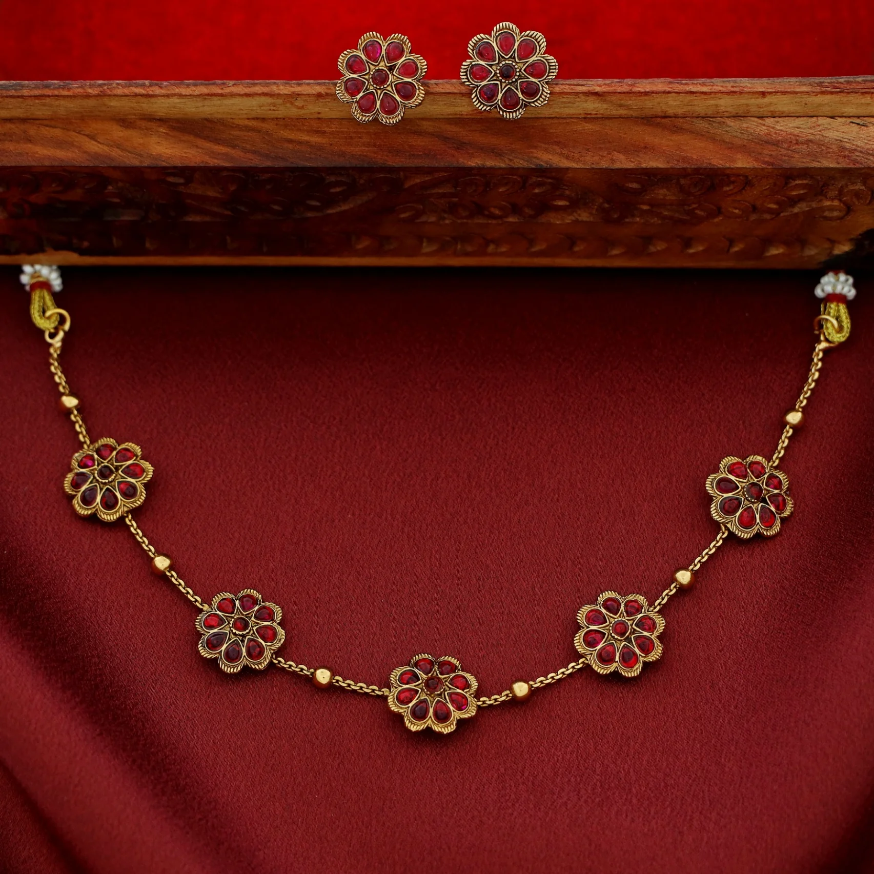 Prajina 5 Flower Gold Ball Short Neckpiece With Stud - Image 3