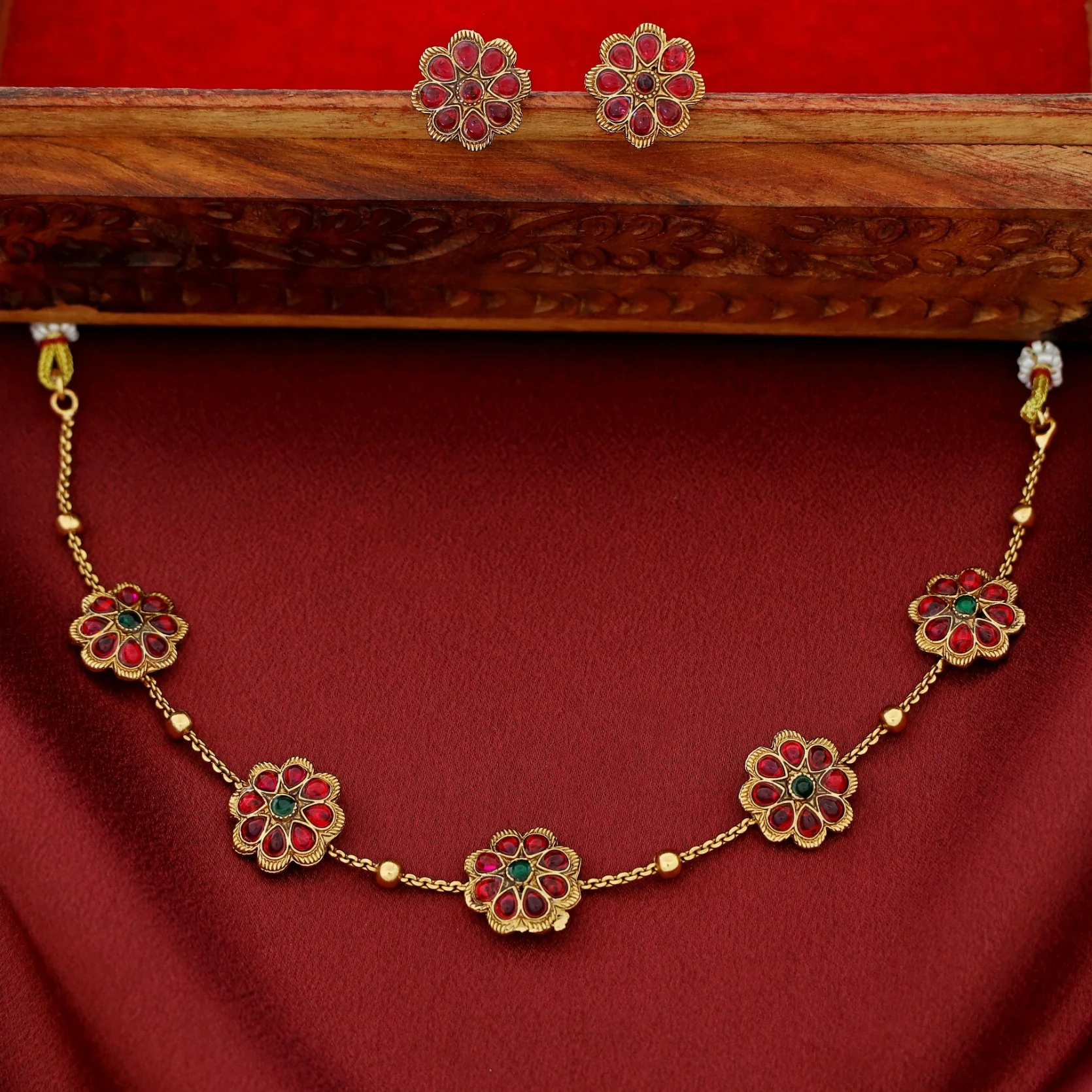 Prajina 5 Flower Gold Ball Short Neckpiece With Stud - Image 4