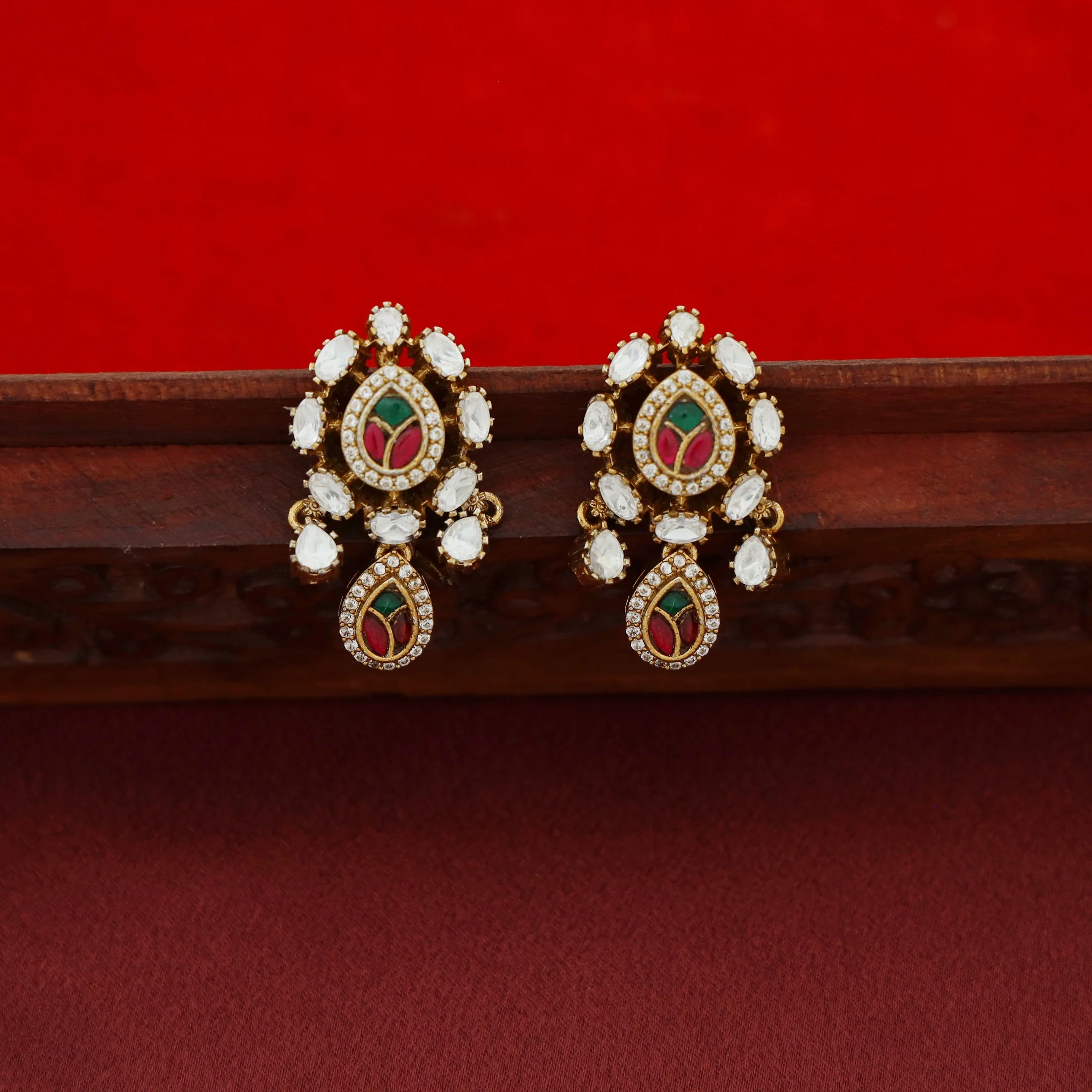 Premium Jadau Kundan Half Moon Drop Short Neckpiece With Earring - Image 5