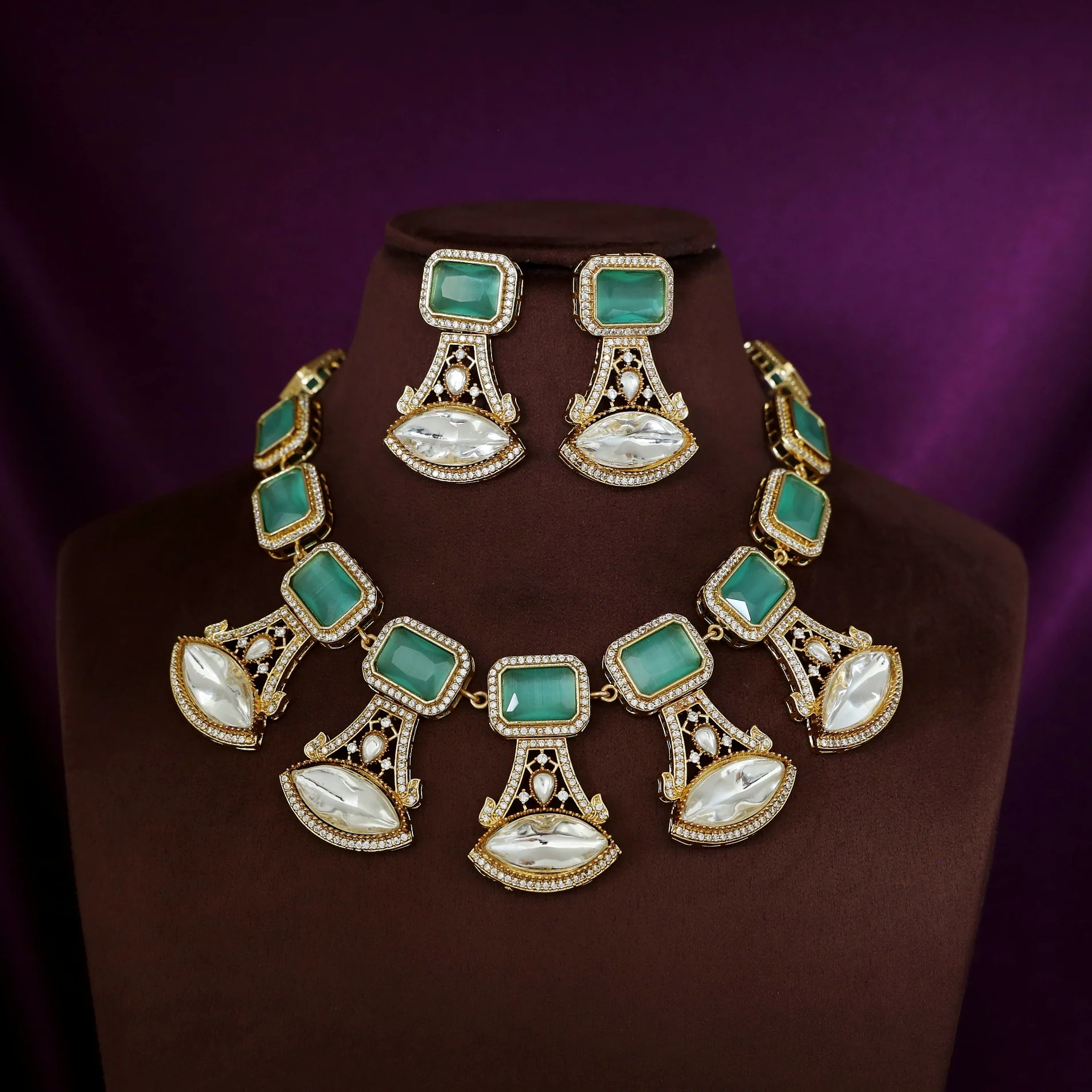 Premium Kundan Eye Shape Rectangle Glossy Short Neckpiece With Earring - Image 10