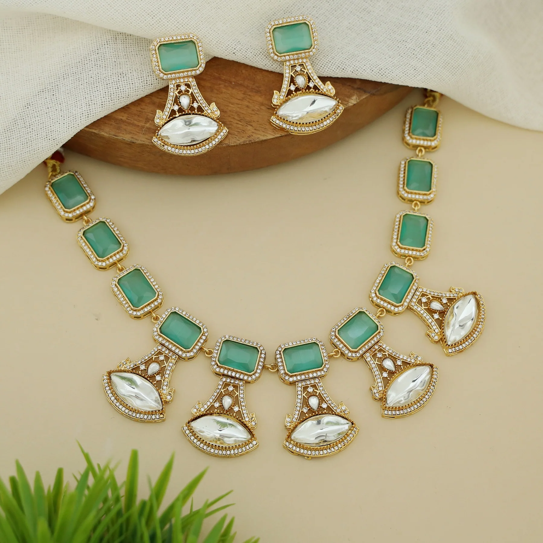Premium Kundan Eye Shape Rectangle Glossy Short Neckpiece With Earring - Image 11