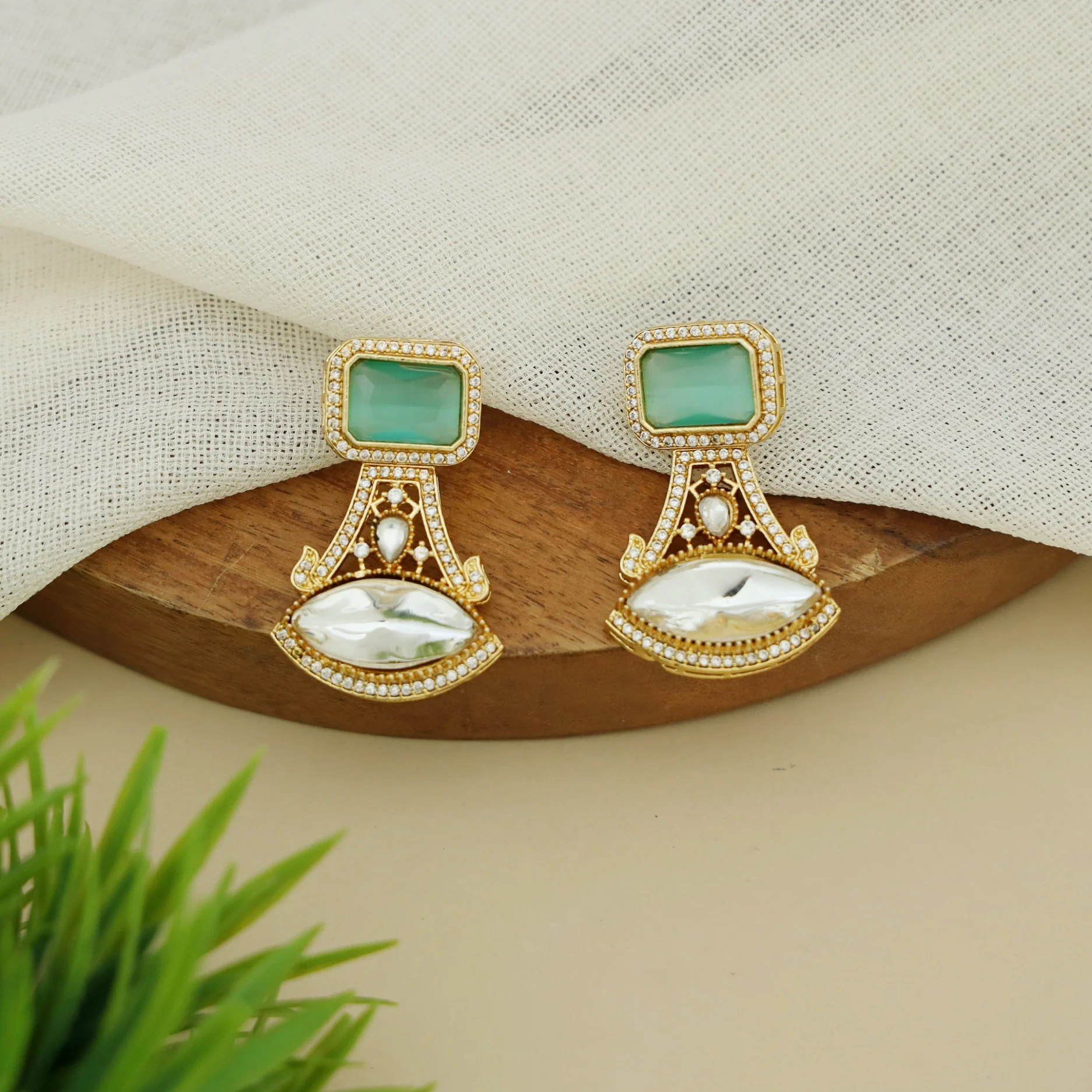Premium Kundan Eye Shape Rectangle Glossy Short Neckpiece With Earring - Image 12