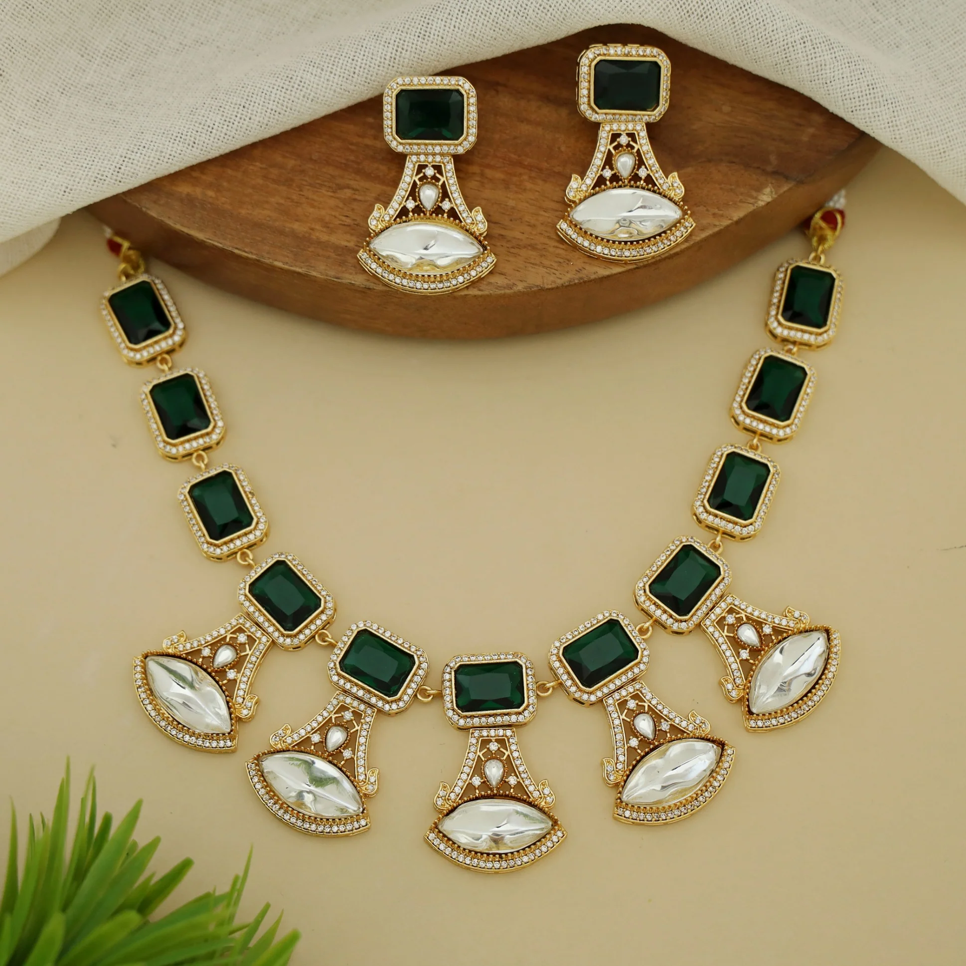 Premium Kundan Eye Shape Rectangle Glossy Short Neckpiece With Earring - Image 6