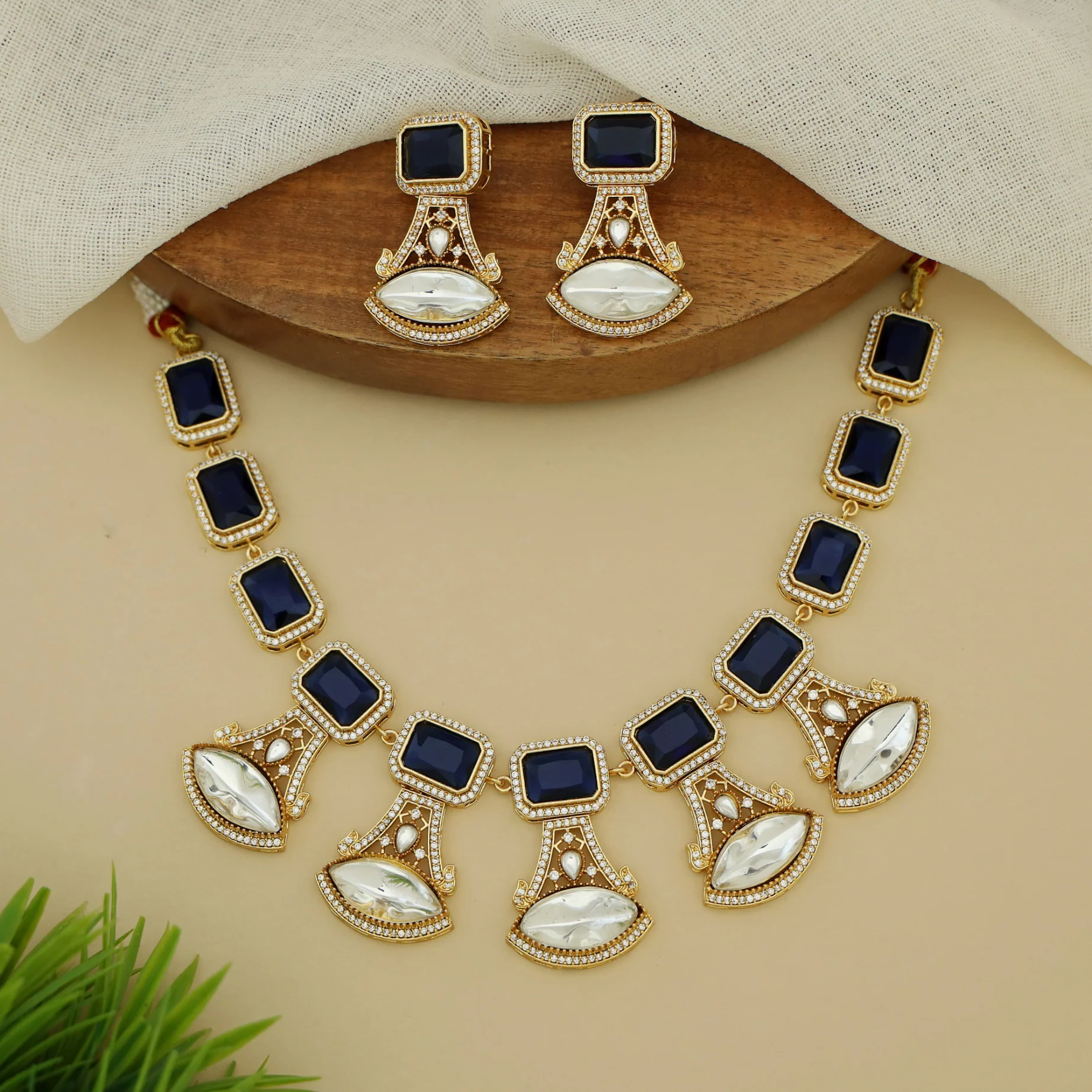 Premium Kundan Eye Shape Rectangle Glossy Short Neckpiece With Earring - Image 8