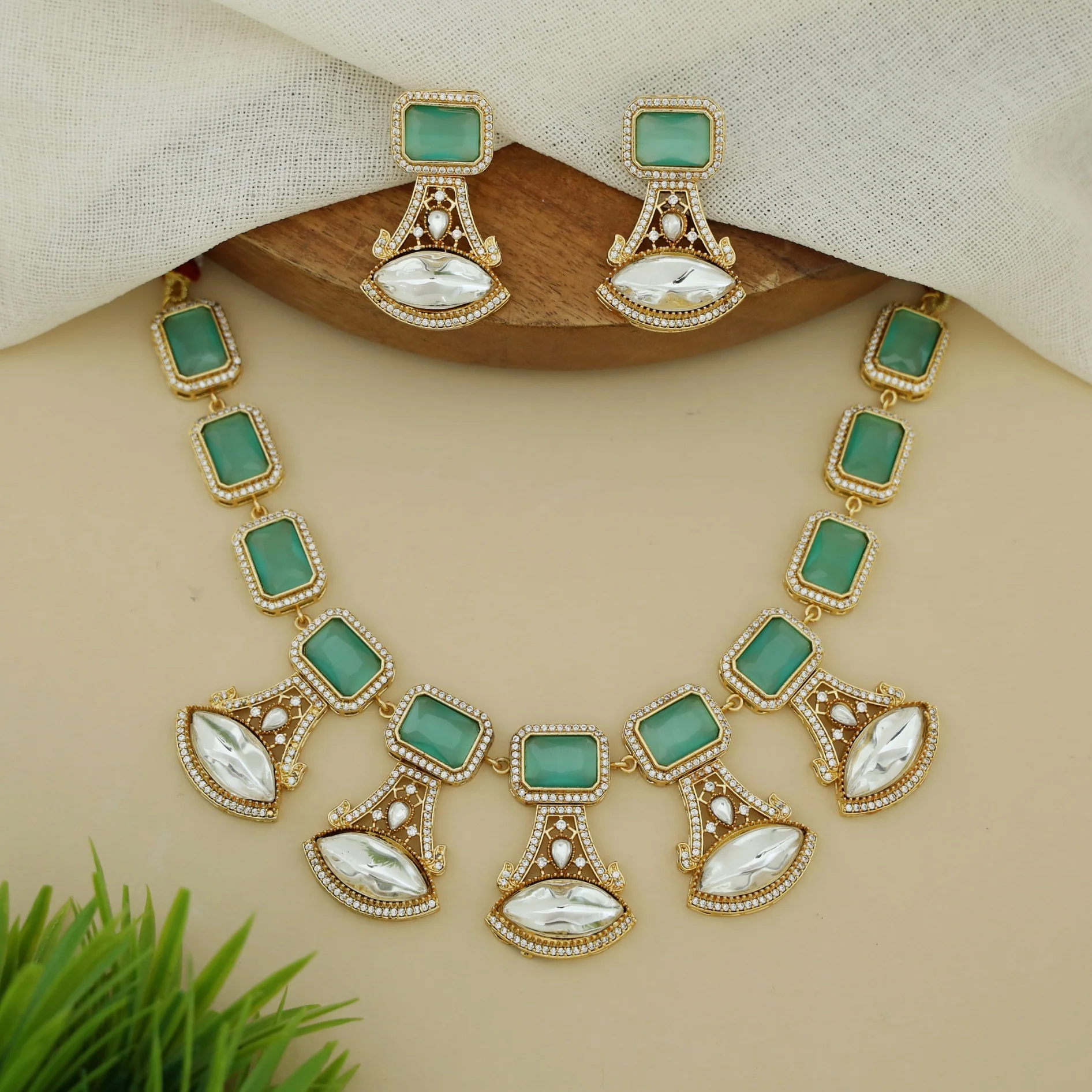 Premium Kundan Eye Shape Rectangle Glossy Short Neckpiece With Earring - Image 9