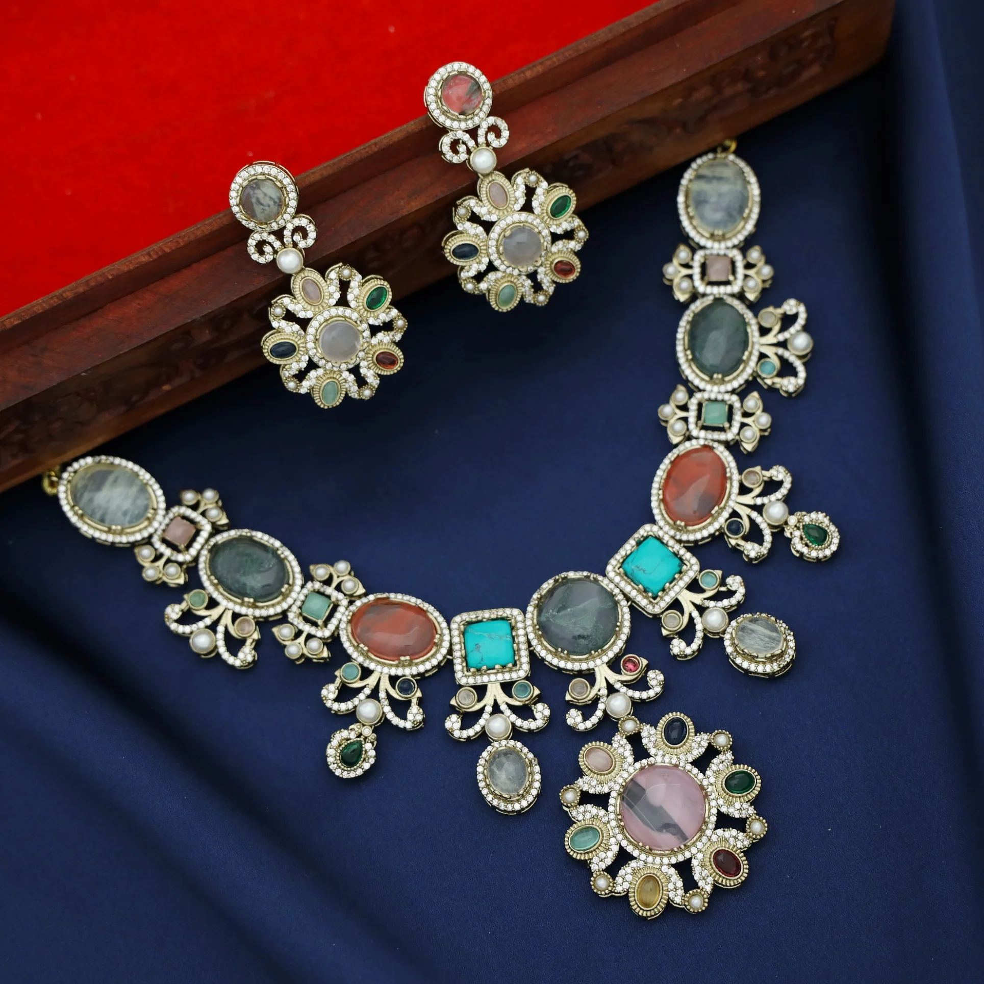 Premium Pranshi Gem Stone Pearl Short Neckpiece With Earring (Sabyasachi Inspired) - Image 3