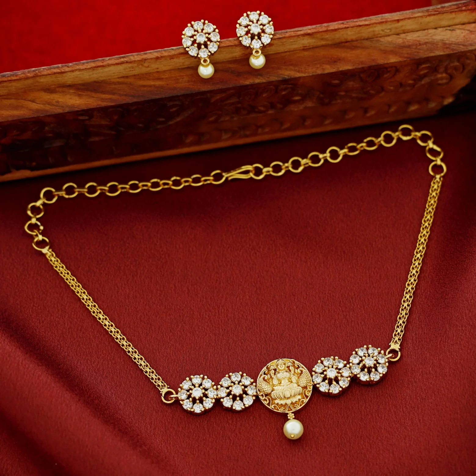 Rageswari Pearl Tetra Flower Choker With Earring - Image 4