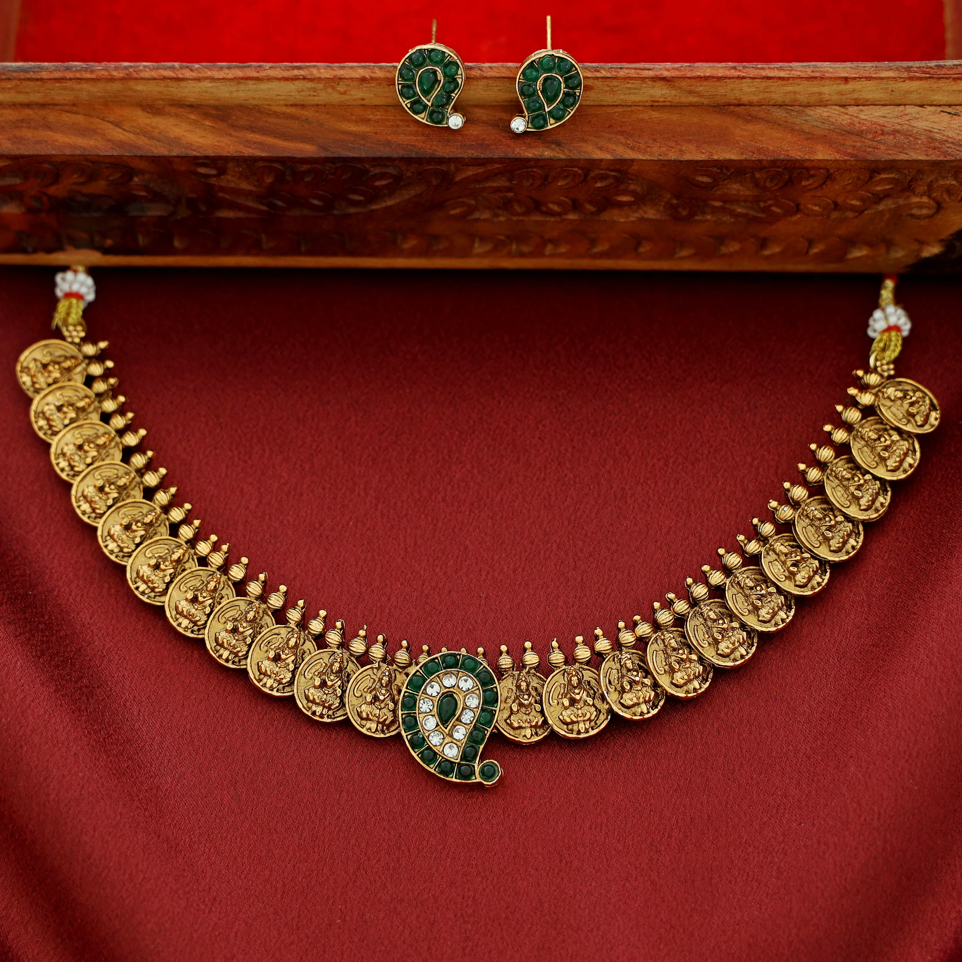 Rama Devi Kashi Short Neckpiece With Stud - Image 2