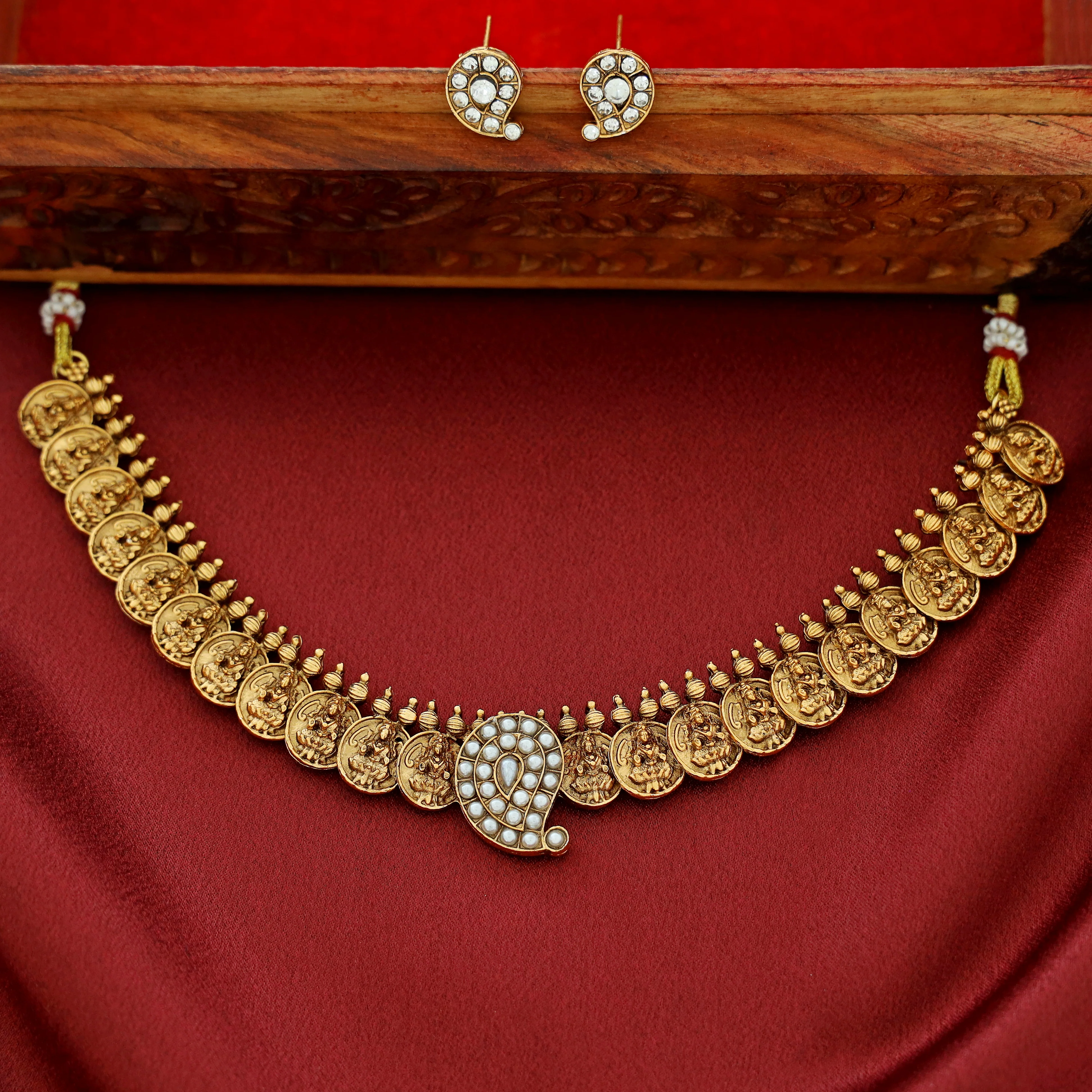 Rama Devi Kashi Short Neckpiece With Stud - Image 3