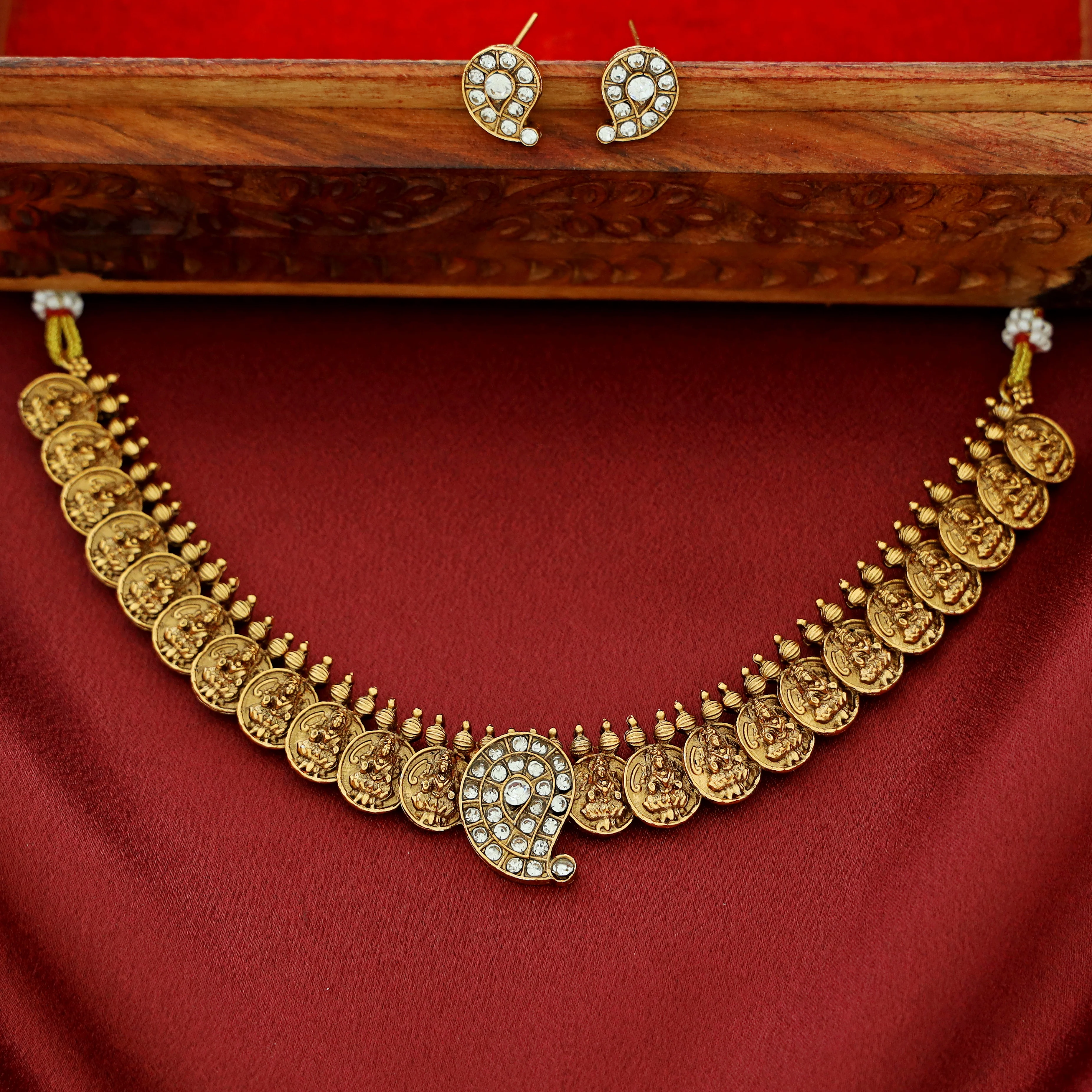 Rama Devi Kashi Short Neckpiece With Stud - Image 4