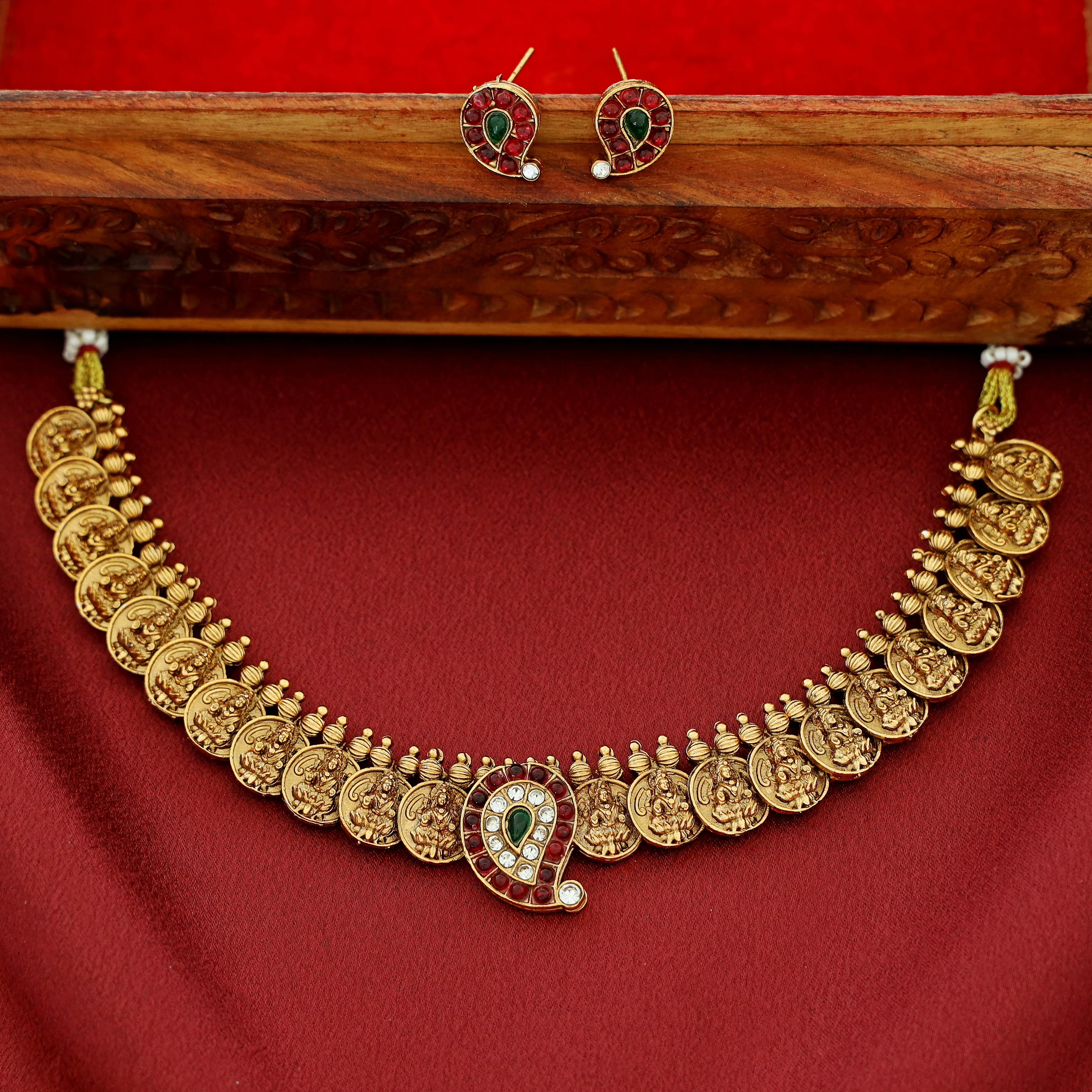 Rama Devi Kashi Short Neckpiece With Stud - Image 5