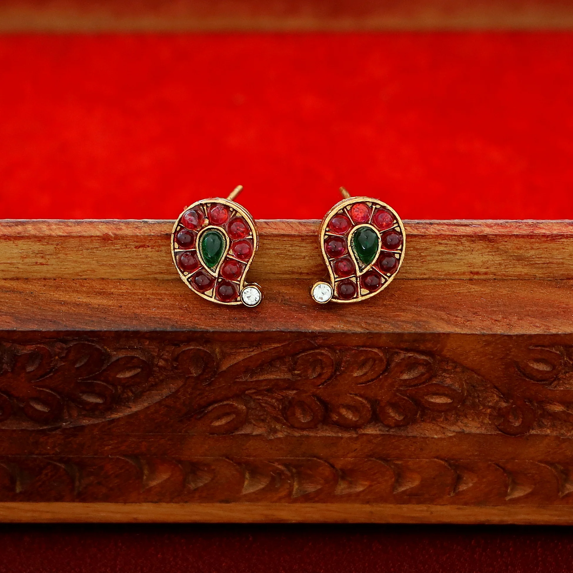 Rama Devi Kashi Short Neckpiece With Stud - Image 7