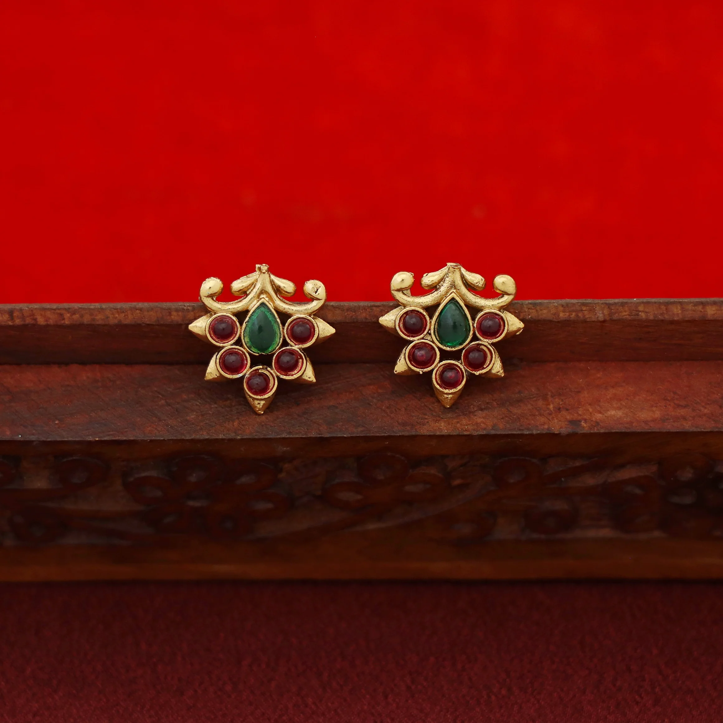 Ratna Golden Flower Short Neckpiece With Stud - Image 4