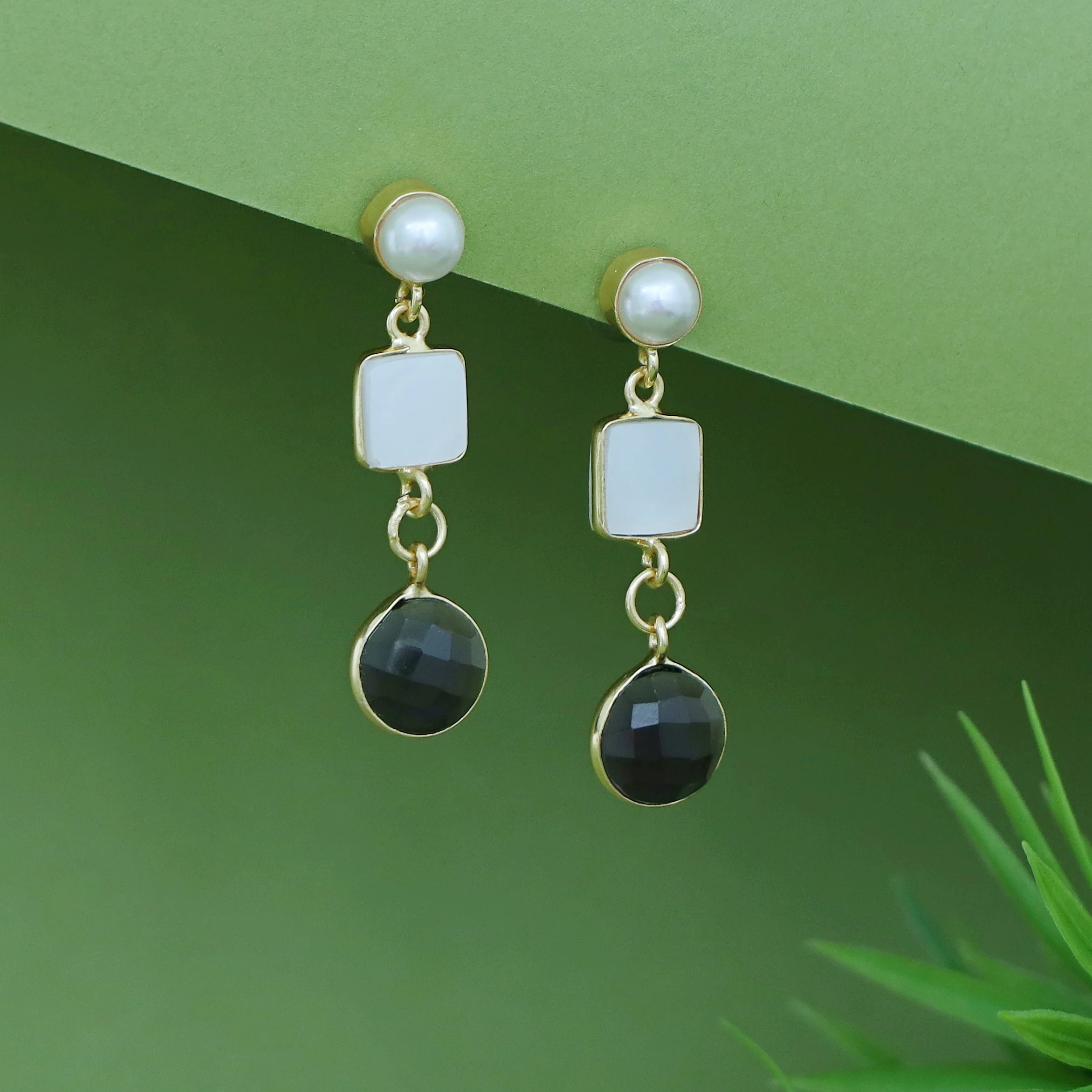 Renosa MOP + Glossy Pearl Earring - Image 3