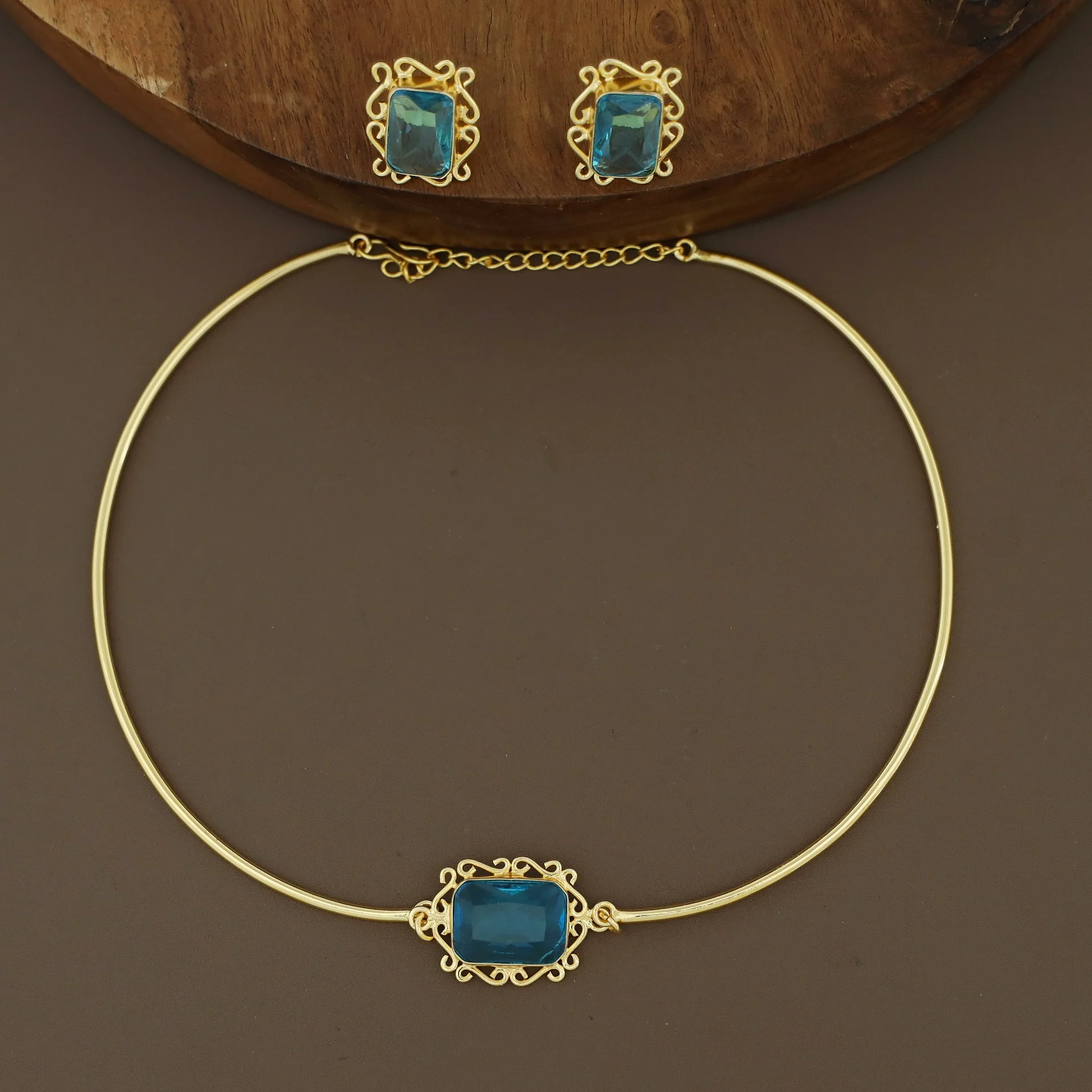 Ritu Golden Rectangle Glossy Neck Cuff With Earring - Image 3