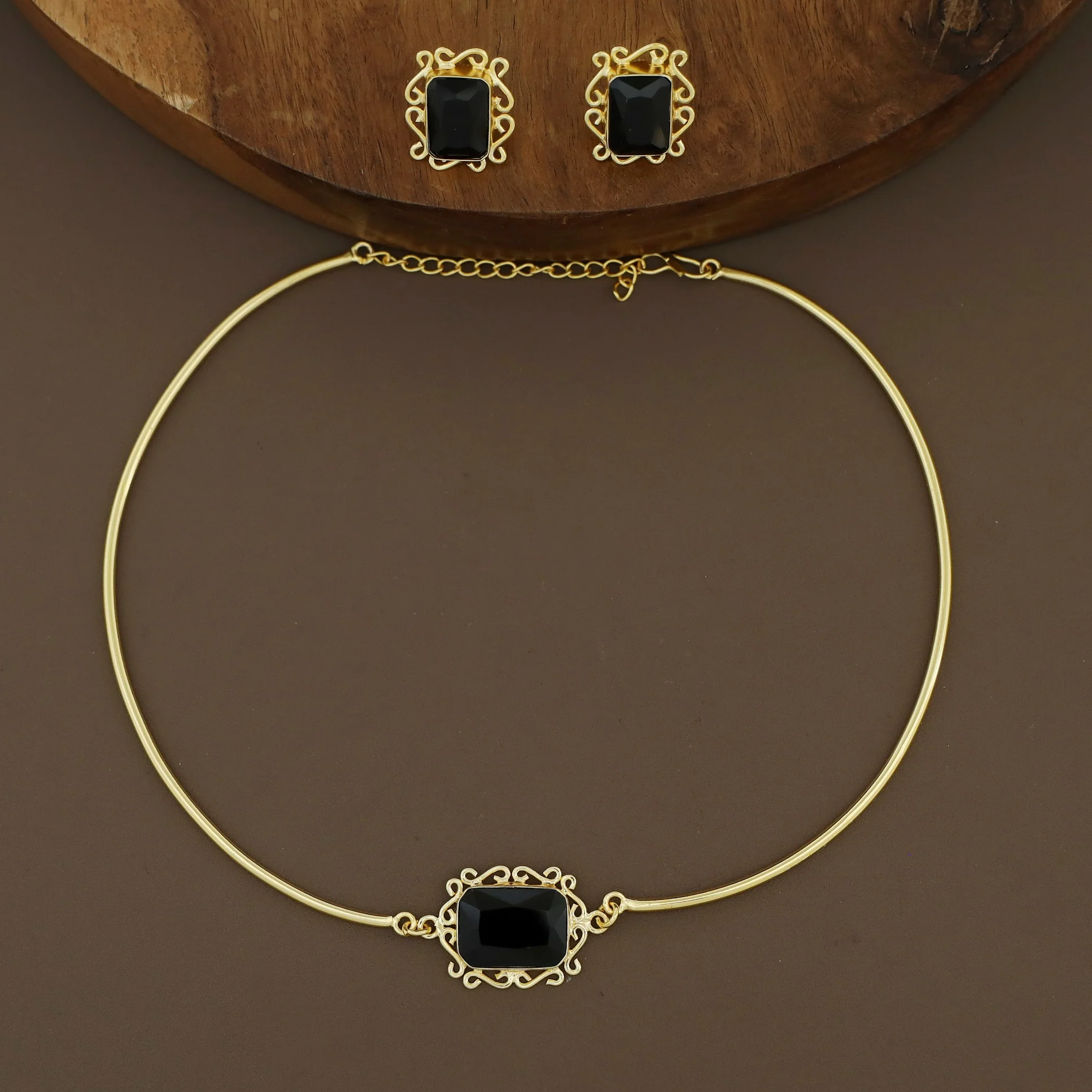 Ritu Golden Rectangle Glossy Neck Cuff With Earring - Image 5