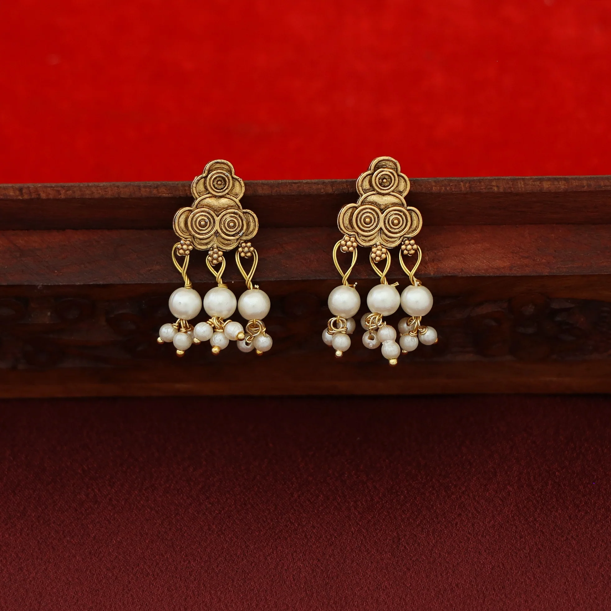 Roza Floral Pearl Short Neckpiece with Earring - Image 3