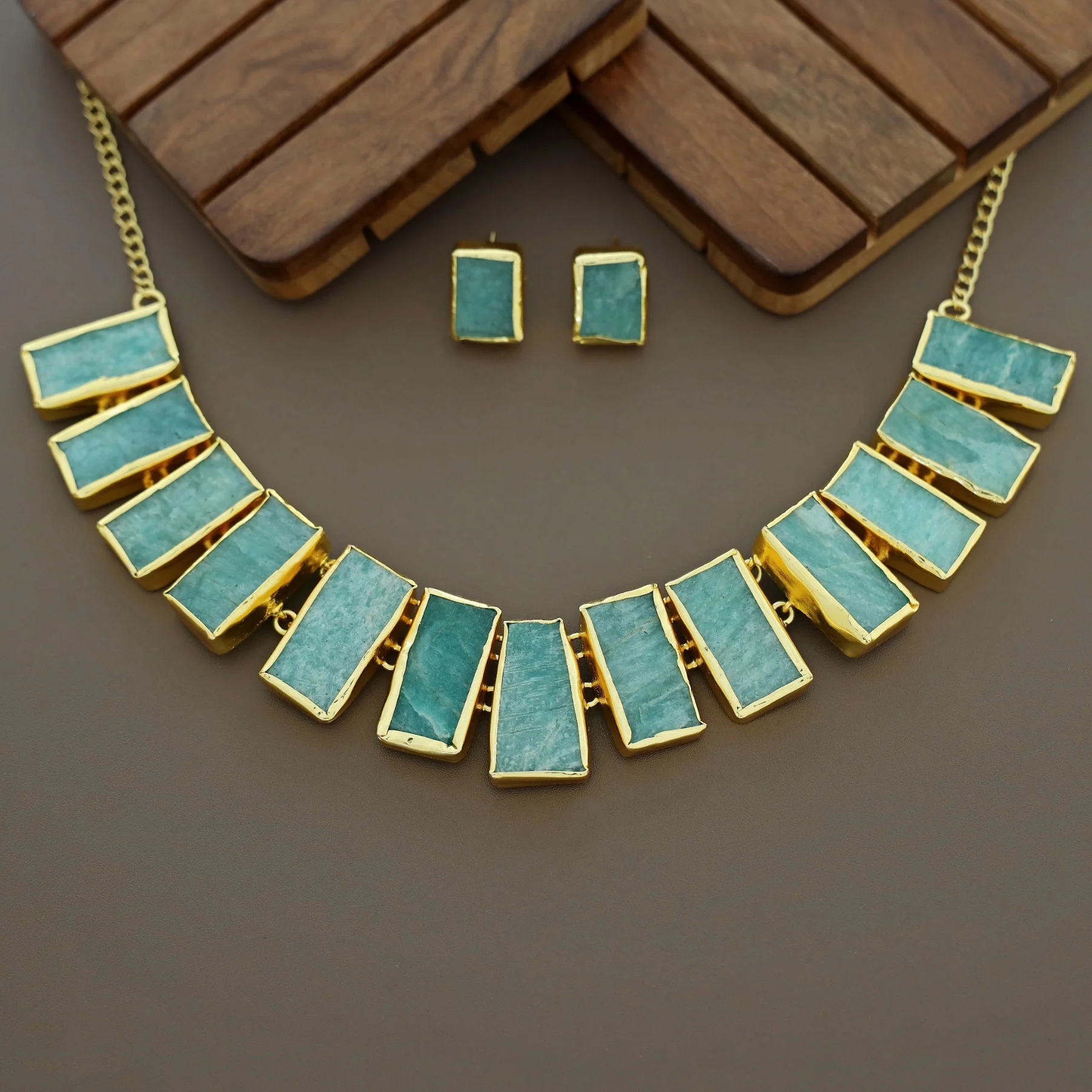 Rushika Rectangle Raw Stone Short Neckpiece With Stud - Image 3
