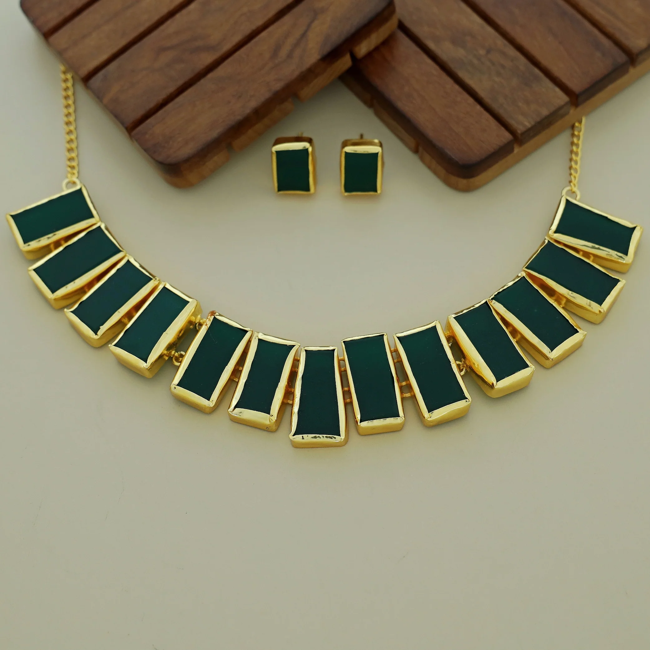 Rushika Rectangle Raw Stone Short Neckpiece With Stud - Image 7