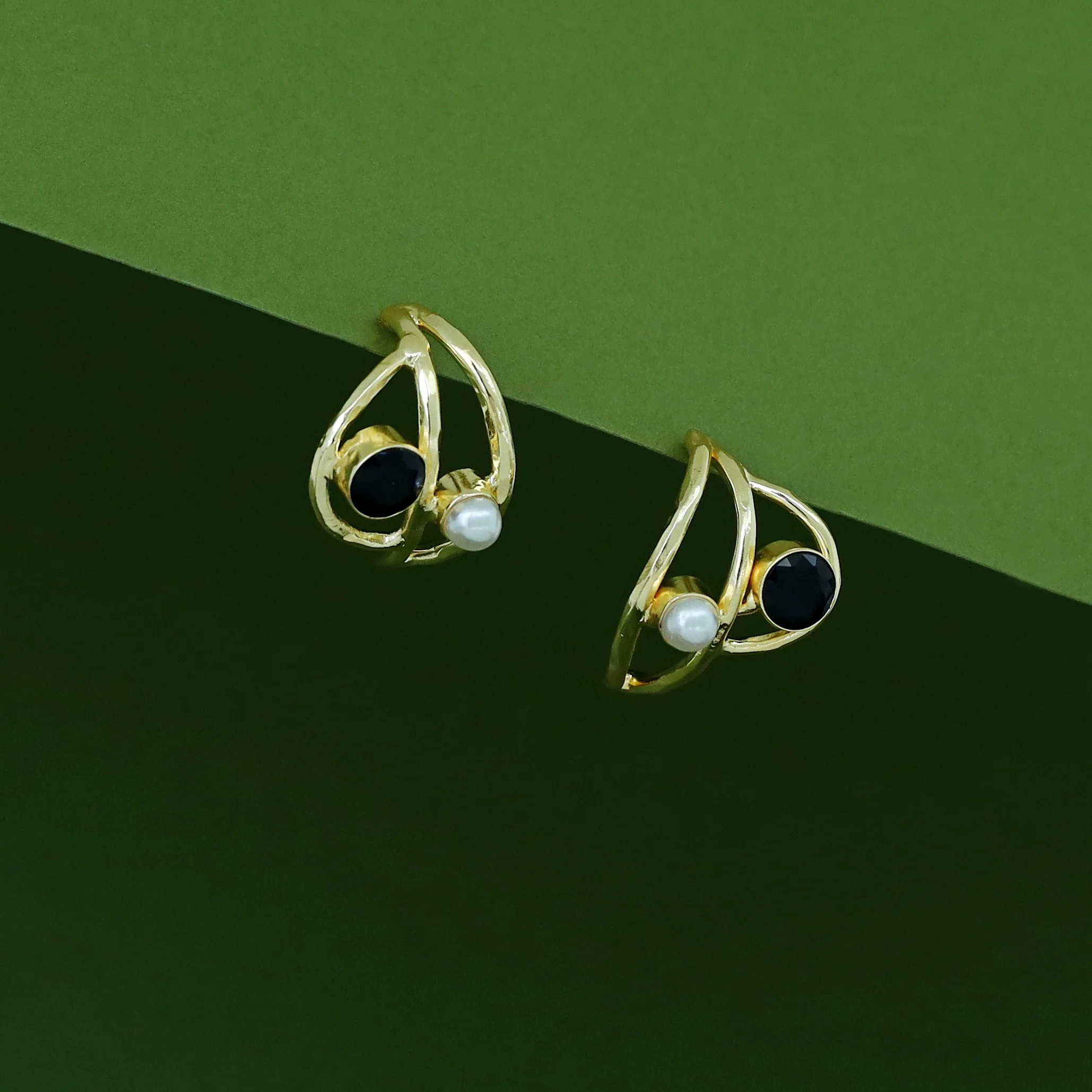 Sanaya Curvy Hammered Pearl Glossy Earring - Image 4